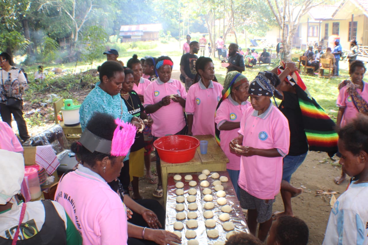 Mama-Mama Papua Distrik Wari sedang membuat kue dari bahan sagu. (Ceposonline.com/Dismkomdigi Tolikara)