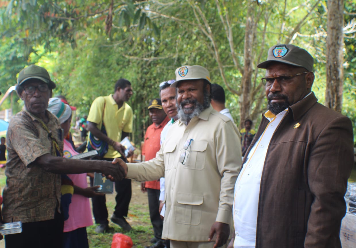 Bupati Tolikara Willem Wandik didampingi Wakil Bupati Yotam Wonda dan Asisten I Samuel kogoya sedang menyerahkan Alkitab kepada Jemaat GIDI Klasis Mamsoi di Distrik Wari (Ceposonline.com/Dismkomdigi)