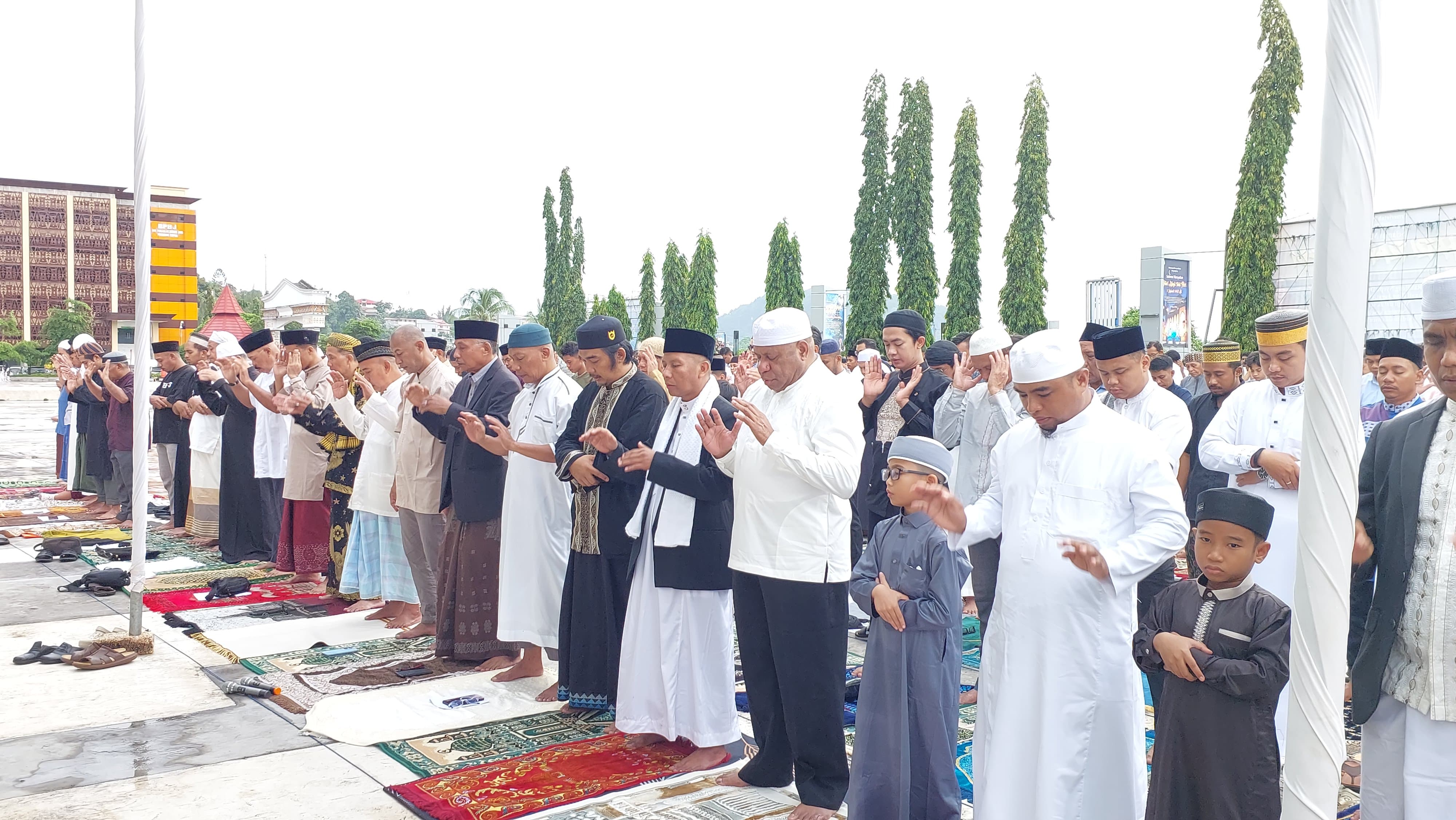 Gubernur Papua Mathius D. Fakhiri bersama masyarakat melaksanakan salat Ied di Halaman Kantor Gubernur Papua, Sabtu (21/3/2026), (CEPOSONLINE.COM/KAREL)  