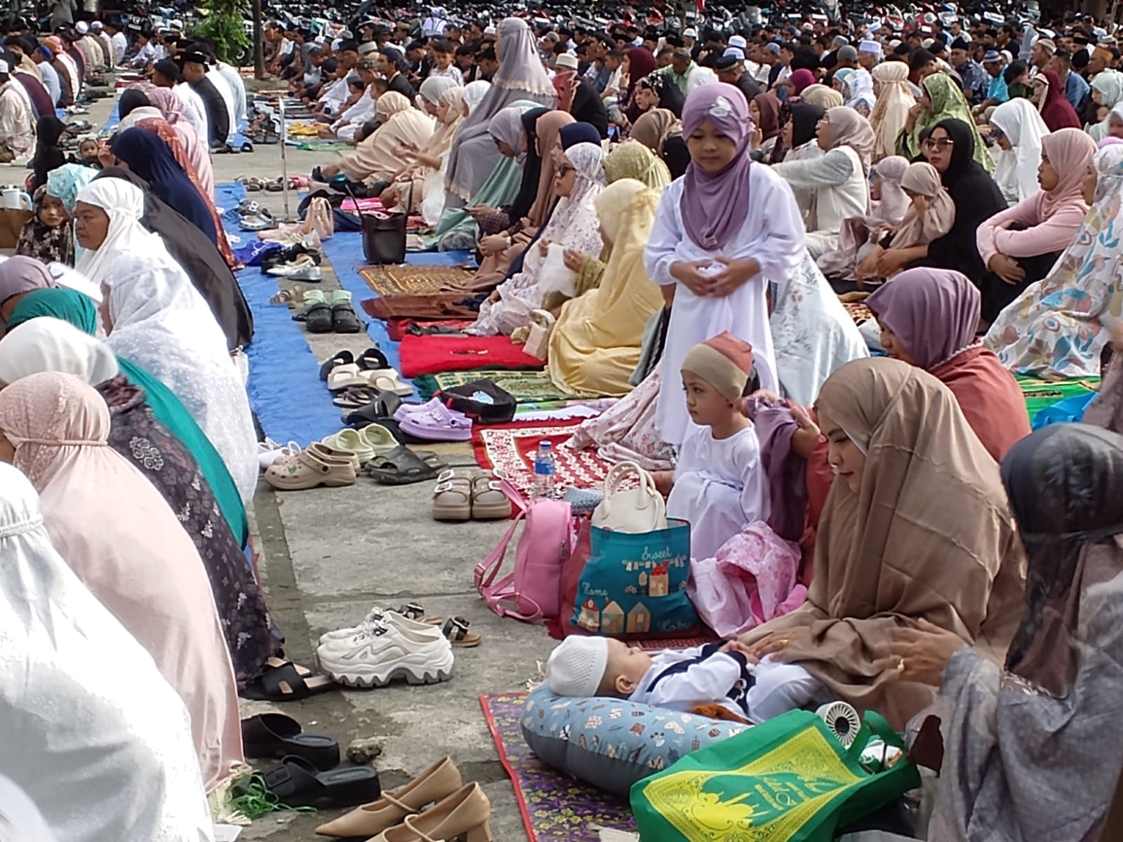 Umat muslim menjalankan Salat Idul Fitri di Halaman Masjid Agung Al-Aqsa, Sabtu (21/3/2026). (CEPOSONLINE.COM/YOHANA).