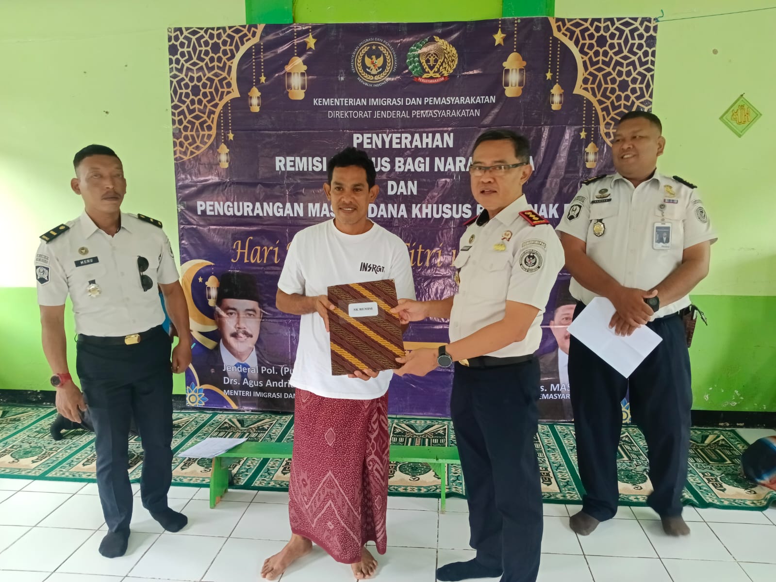 Kalapas Merauke Dewanto, saat menyerahkan remisi kepada salah satu Narapidana yang mendapatkan Remisi Khusus Idul Fitri 1447 Hijria, Sabtu (21/3). 