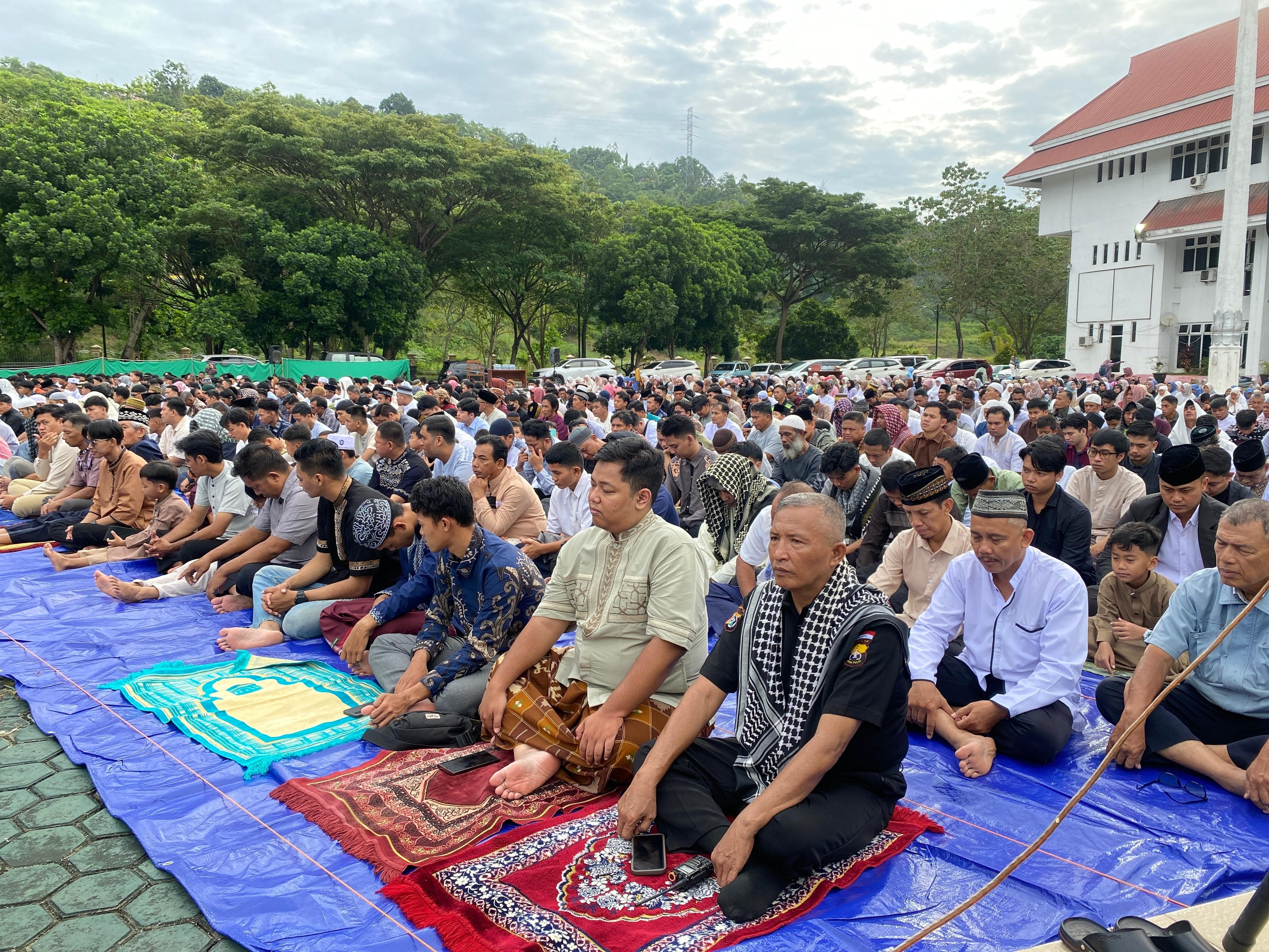 Suasana pelaksanaan salat Idul Fitri di halaman Kantor Otonom Kotaraja, Sabtu (21/3/2026).  (Ceposonline.com/Jimi)