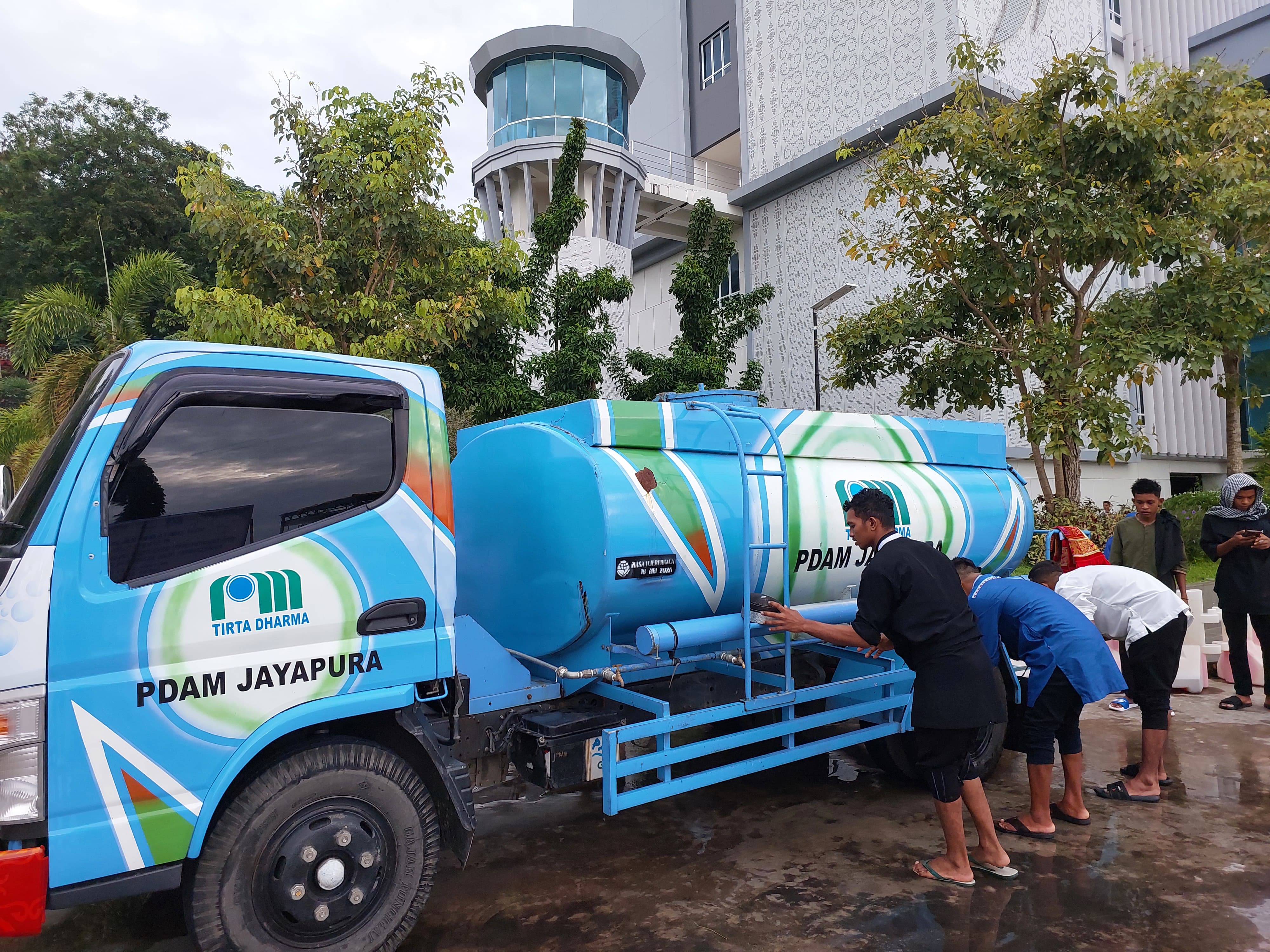 Jemaah menggunakan air Wudhu yang disediakan PTAM Jayapura untuk Salat Idul Fitri di Halaman Kantor Gubernur Papua, Sabtu (21/3/2026).  (Ceposonline.com/Karolus Daot)