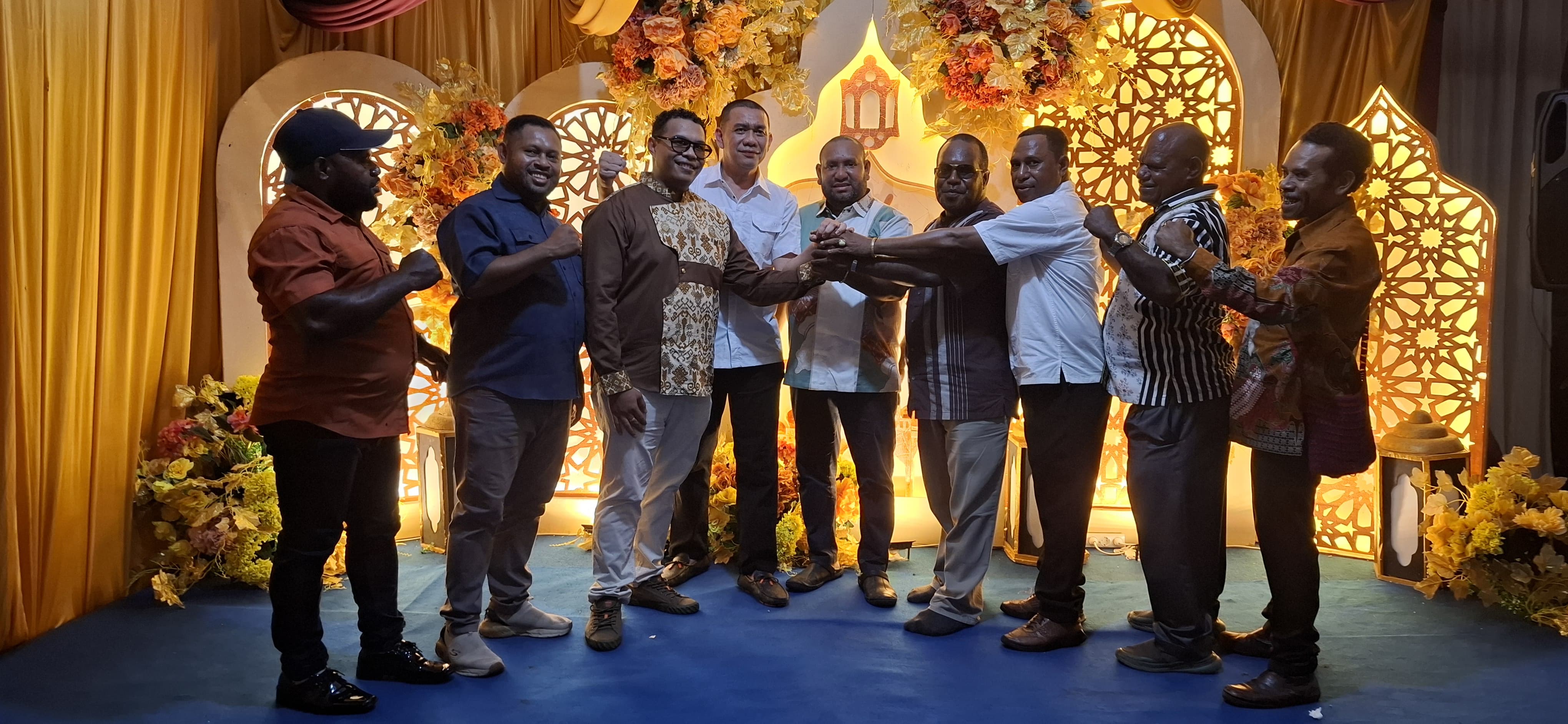 Ketua Majelis Pemuda Indonesia (MPI) DPD KNPI Provinsi Papua, Rusdianto Abu bersama Novel Krey dan Barto Taniauw dan Ketua KNPI Papua, Benyamin Gurik saat foto bersama. (CEPOSONLINE.COM/HANS PALEN).  