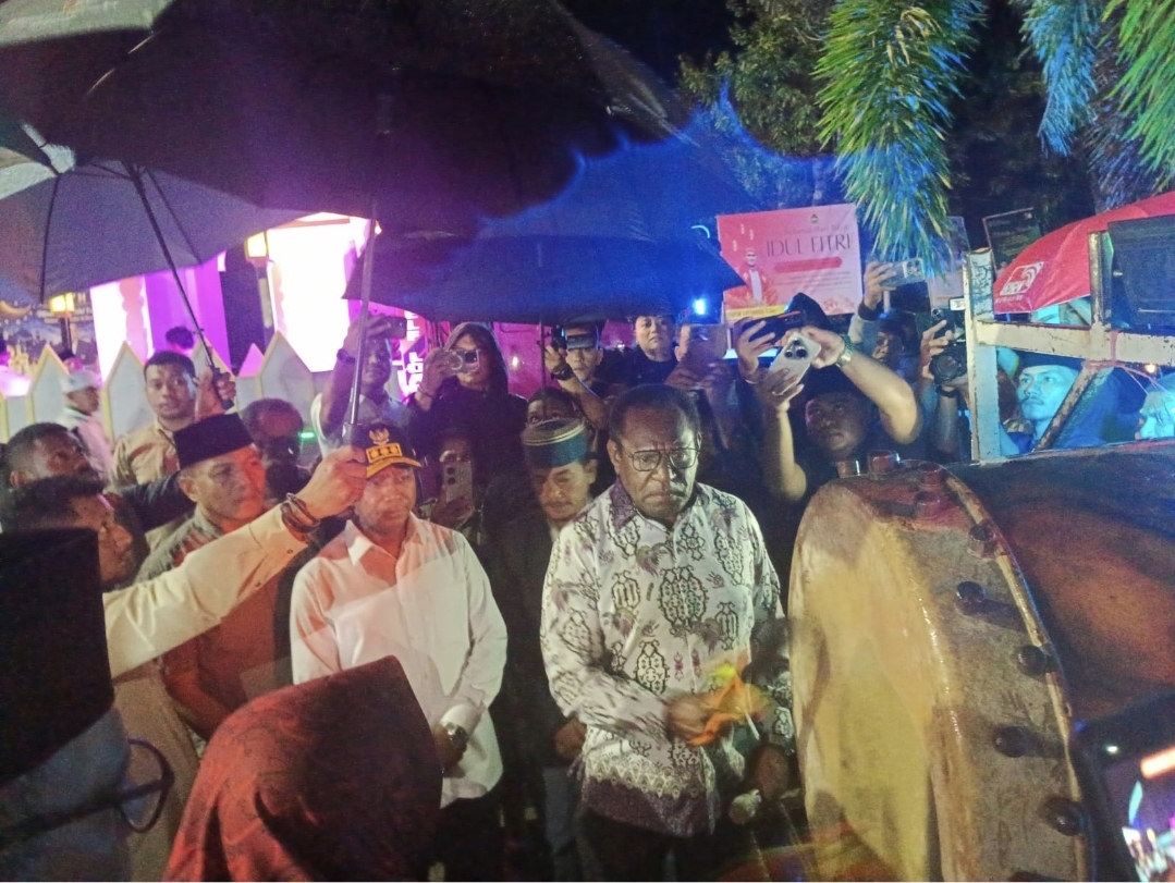 Gubernur Papua Selatan Apolo Safanpo melalui Bupati Merauke Yoseph Bladib Gebze dan Wakil Bupati Merauke Fauzun Nihayah saat menabuh beduk, menandai pelepasan peserta gemah takbir keliling.