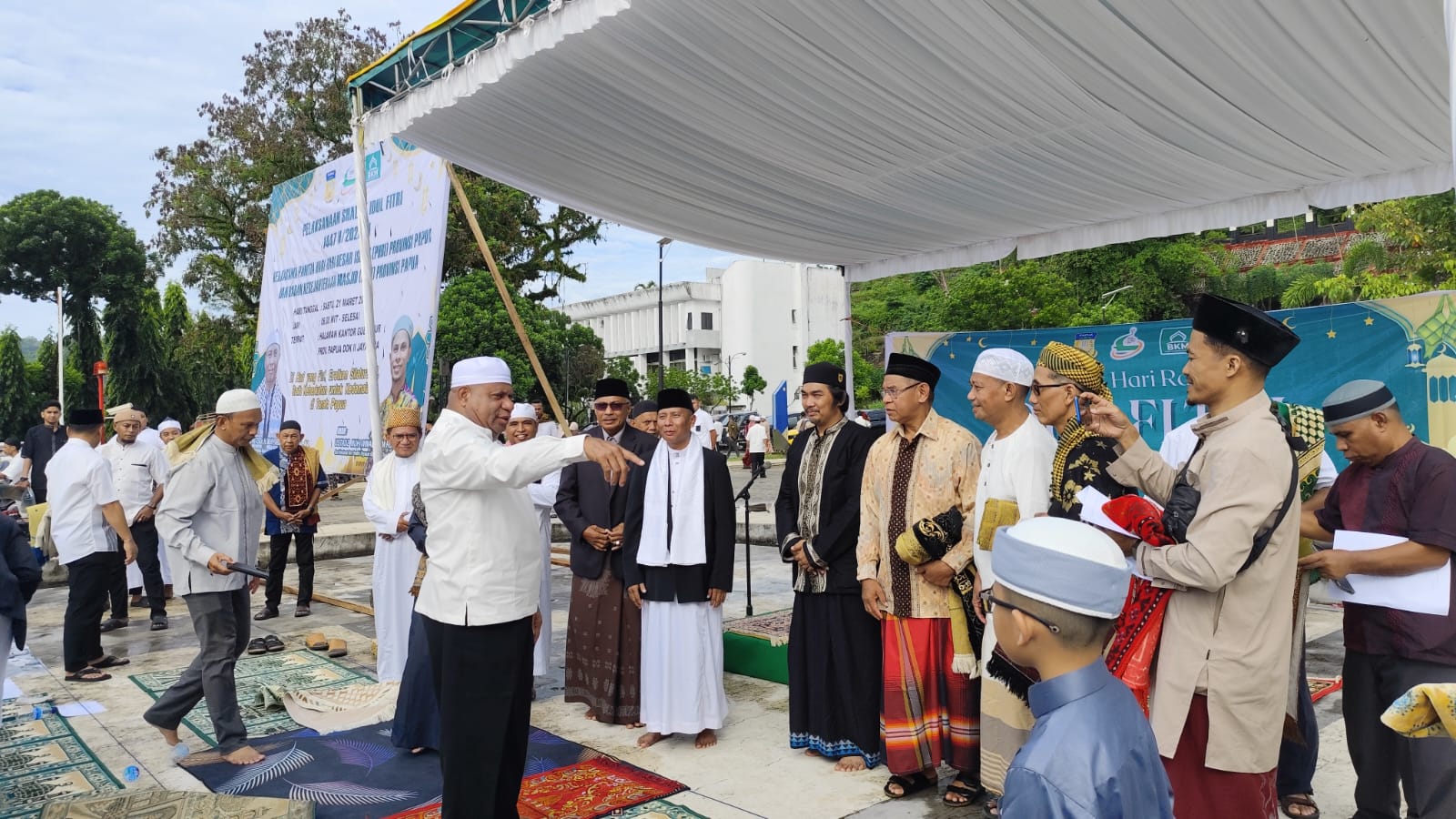 Gubernur Papua Mathius Fakhri usai Salat idul Fitri di kantor gubernur Papua Sabtu (21/3/2026). Gubernur Papua meminta kepada PHBI Papua untuk menempatkan Mimbar Khatib dan imam.