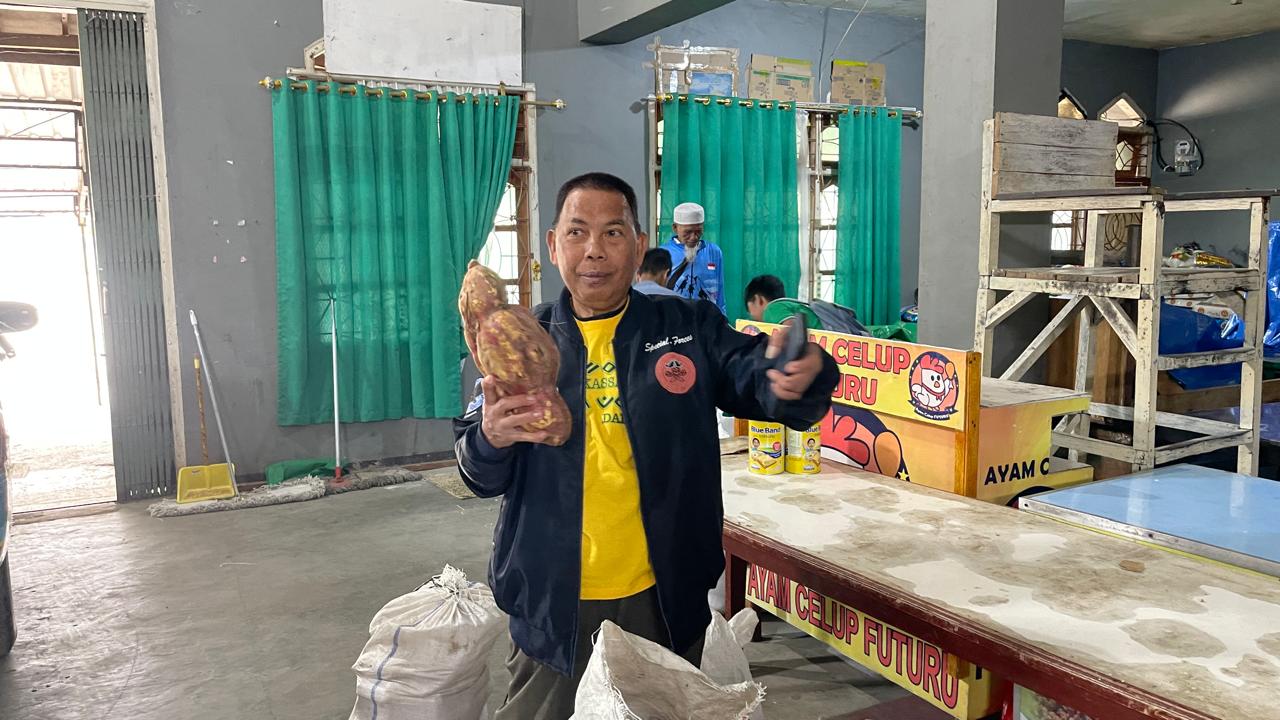 Petugas Bazda Jayawijaya menunjukkan hipere ( ubi jalar) yang dibayarkan umat muslim Jayawijaya di gedung Bazda Jayawijaya Kamis (18/3/2026). 