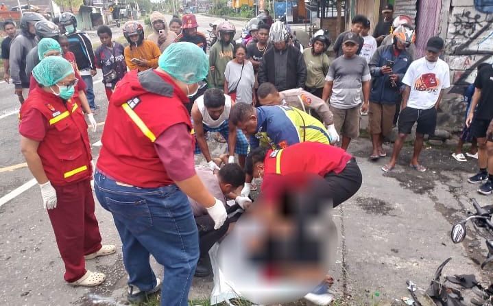 Korban yang hendak dievakuasi ke RSUD Mimika usai mengalami kecelakaan depan lorong Gang Singaraja, Jalan Ahmad Yani, Mimika, Papua Tengah telah diambil oleh pihak keluarga pada Minggu, 22 Maret 2026.
