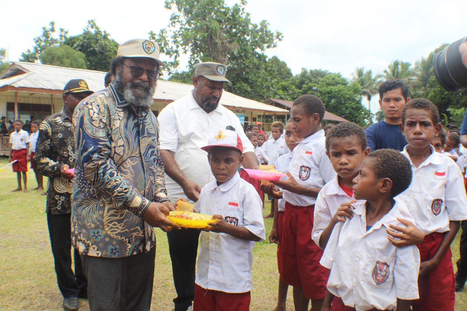 Bupati Tolikara Willem Wandik didampingi Wakil Bupati Yotam Wonda, memberikan asupan makanan bergizi kepada bayi, ibu hamil dan anak sekolah TK-PAUD dan SD di Distrik Douw, Sabtu (21/3/2026).