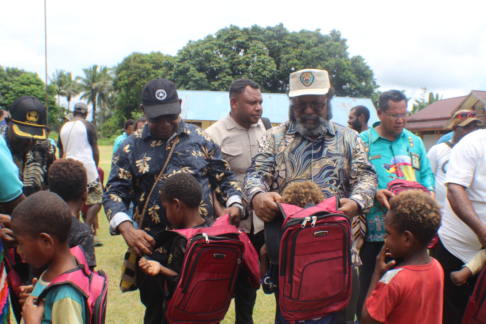 Bupati Tolikara Willem Wandik didampingi Wakil Bupati Yotam wonda memberikan bantuan seragam sekolah dan tas kepada anak sekolah TK-PAUD dan SD di Distrik Douw, Sabtu (21/3/2026).