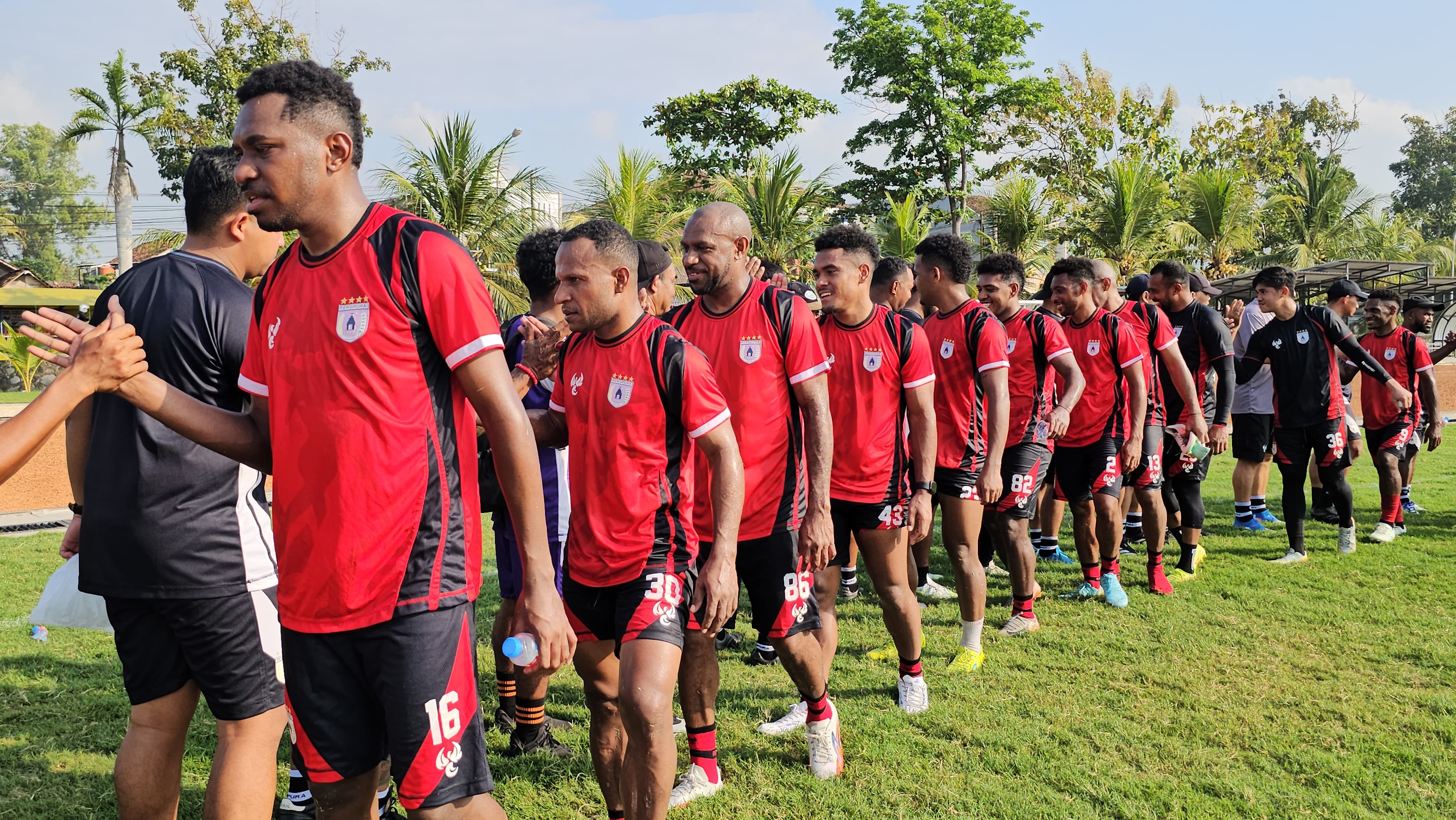 Pemain Persipura saat saling bersalaman usai latihan. Sore hari ini mereka akan mulai latihan di Stadion Mandala Jayapura. (CEPOSONLINE.COM/HANS PALEN).