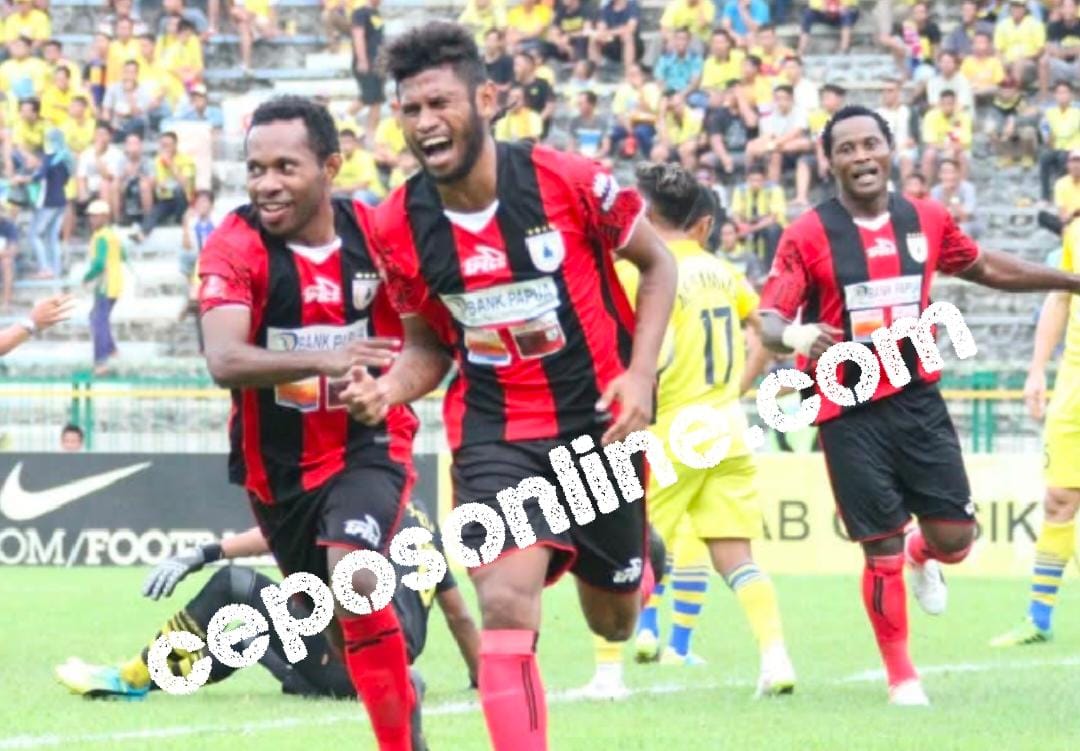 EMOSIONAL. Ekspresi Imanuel Wanggai usai mencetak gol pembuka Persipura ke gawang Persegres GU pada pertandingan Torabika Soccer Championship 2016 yang digelar pada Minggu (11/12/2016)