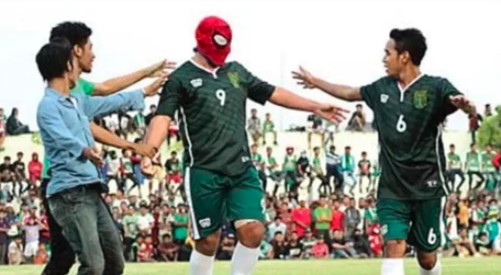 Momen Cararasco usai mencetak gol bersama Persebaya. 