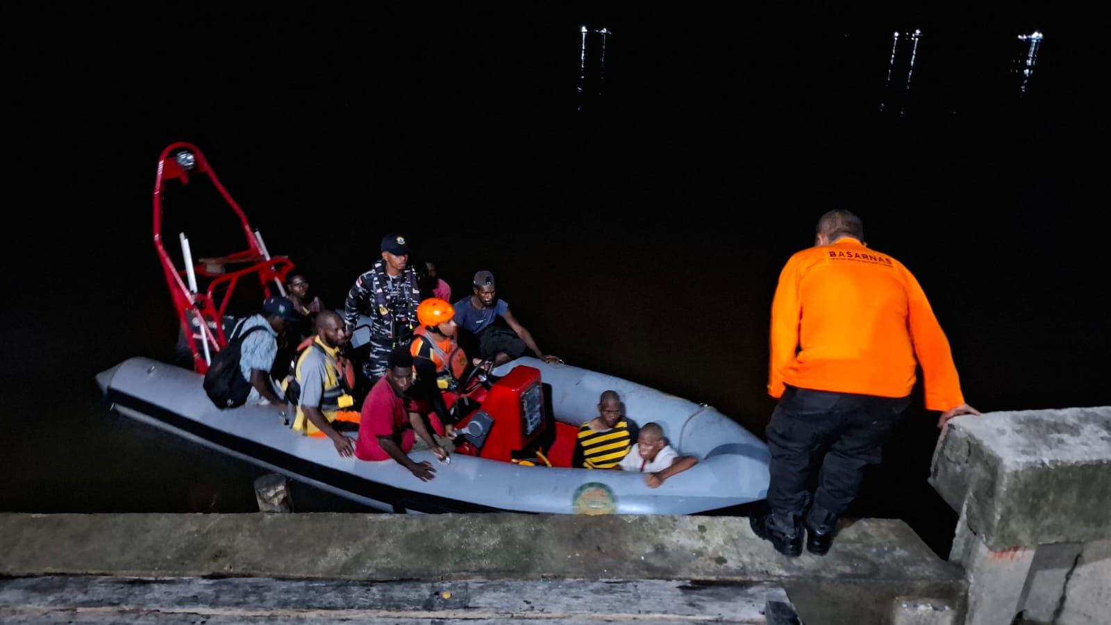 Para penumpang yang berhasil dievakuasi oleh Tim SAR. (Foto: SAR Timika).