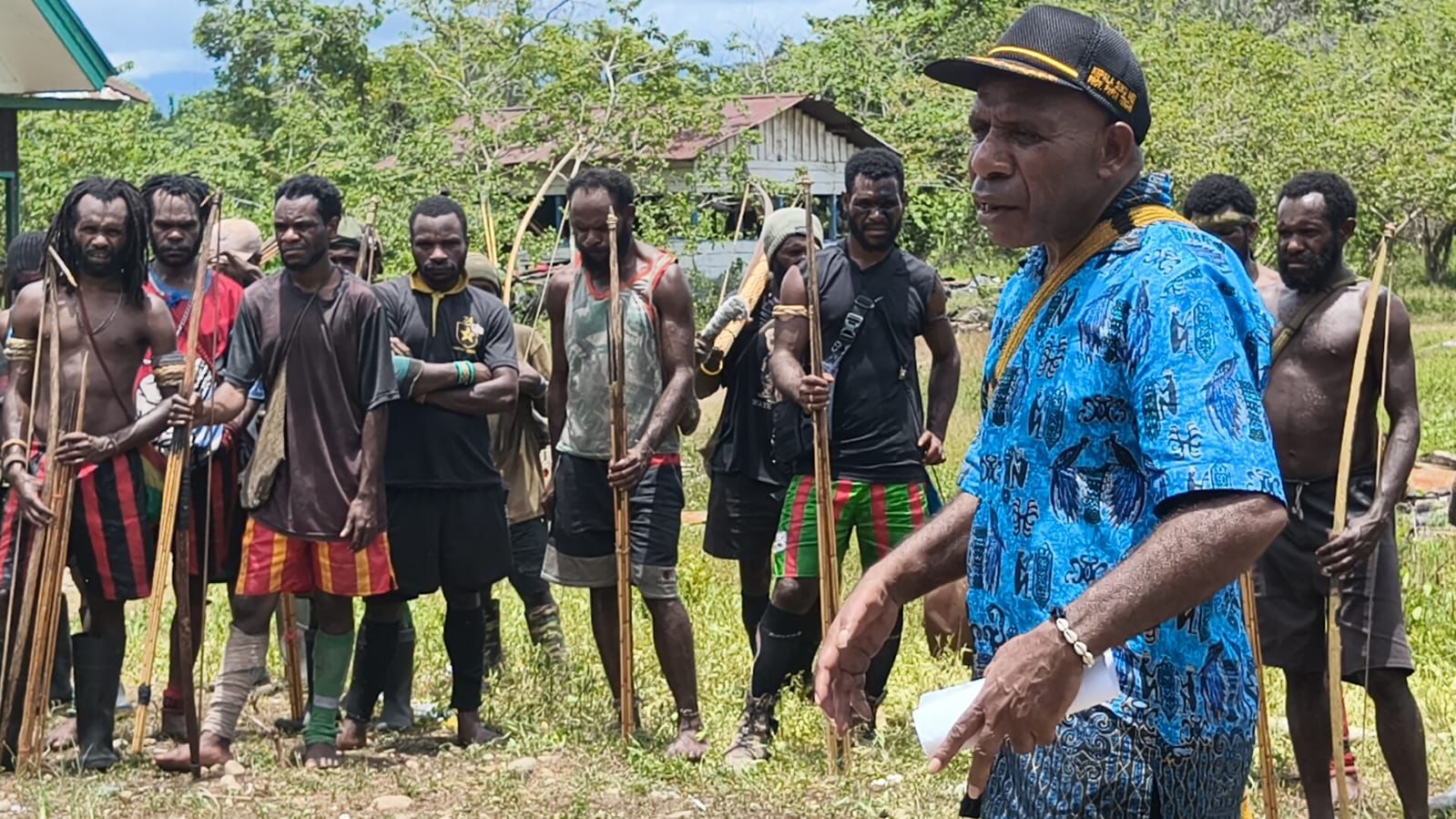 Kepala Suku Besar Mee Papua Tengah, Melkias Moyapa, saat menyapa warga dalam kunjungan kasih di Kapiraya, Kamis (19/3/2026). (Ceposonline.com/ Istimewa).  