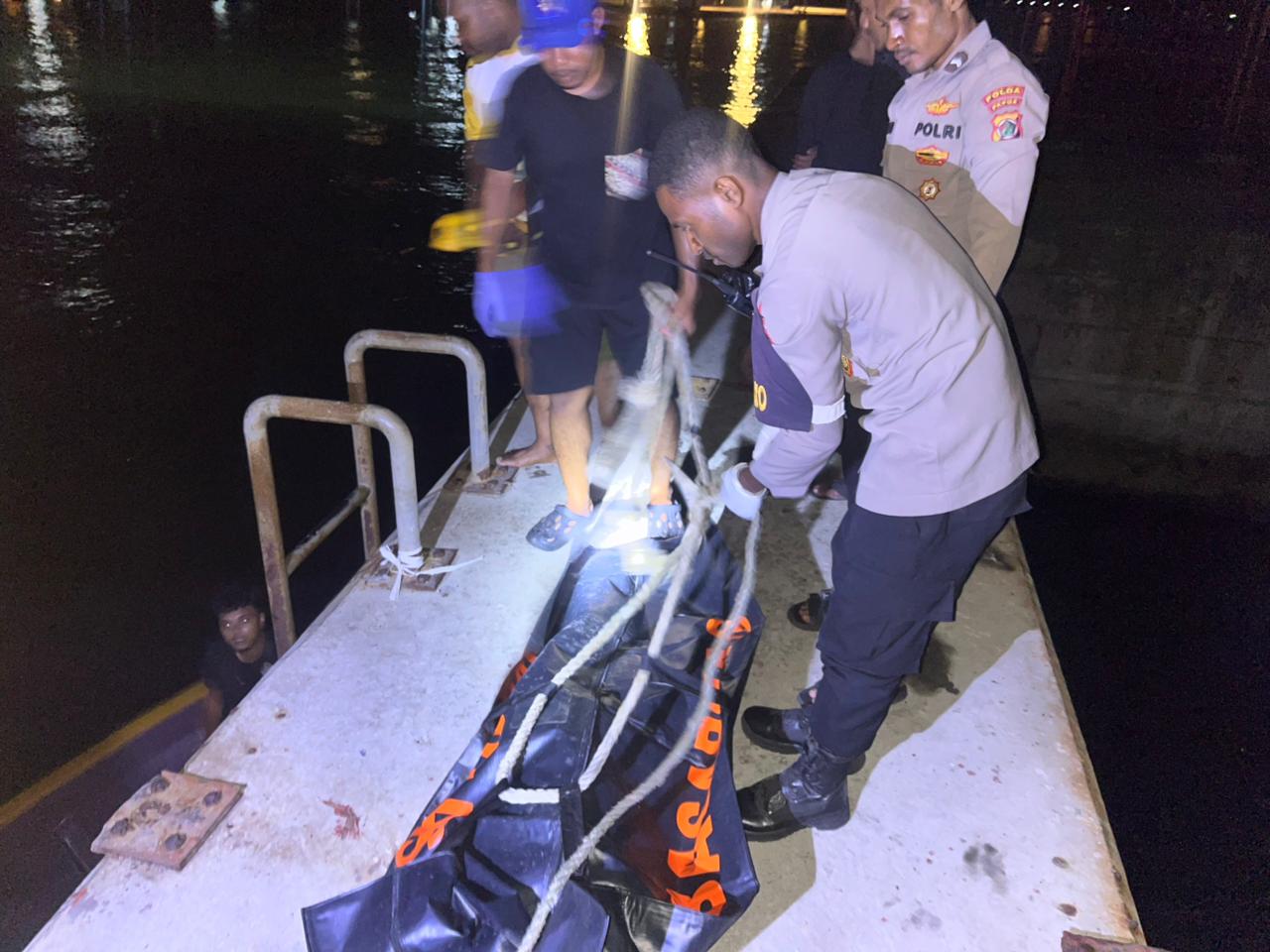 Korban tewas usai jatuh dari jembatan merah teluk Youtfe, Minggu (22/3/2026) (CEPOSONLINE.COM/KAPOLSEK JAPSEL)  