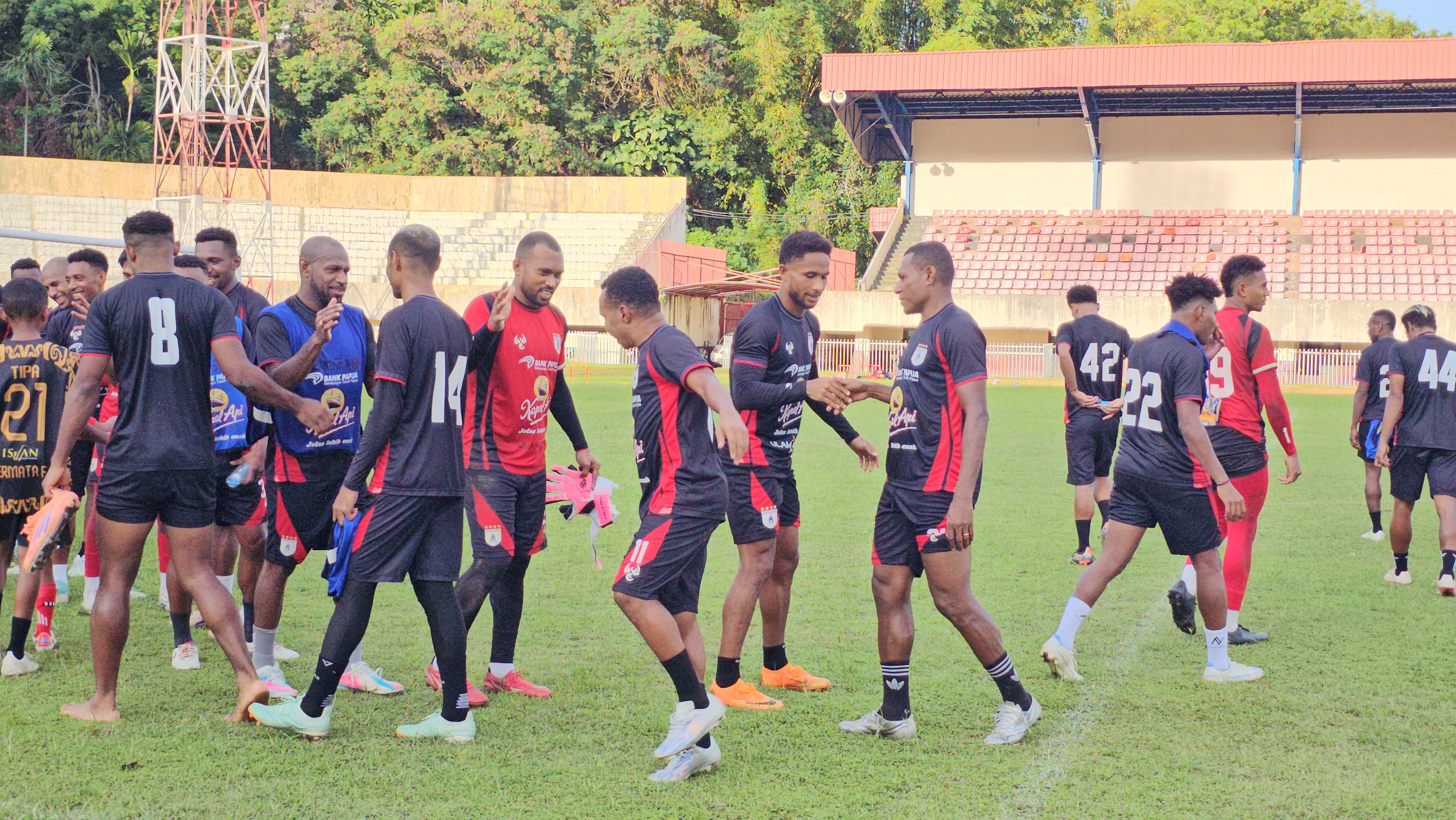 Skuad Persipura ketika saling bersalaman usai latihan di Stadion Mandala Jayapura, Senin (23/3/2026) sore. (CEPOSONLINE.COM/HANS PALEN).  