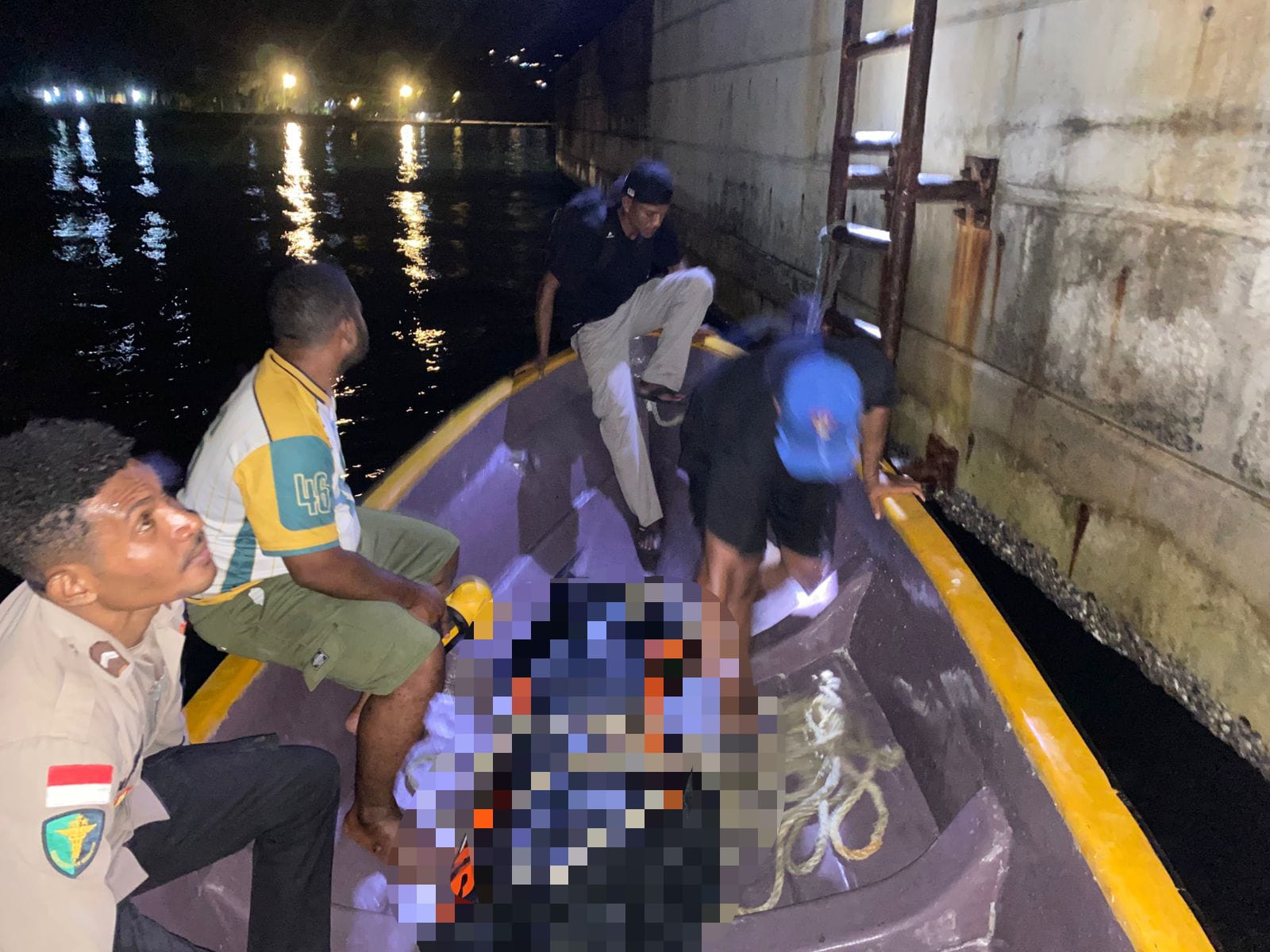 Aparat Kepolisian saat evakuasi korban di bawah jembatan Youtefa. (CEPOSONLINE.COM/HUMAS POLRESTA).