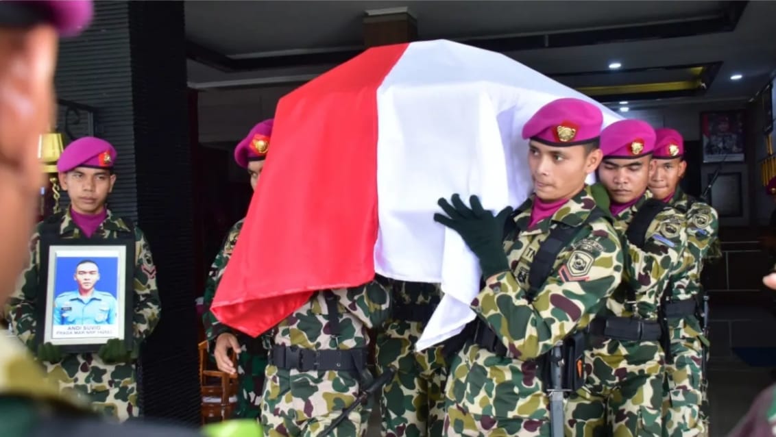 TNI AL melepas jenazah prajurit Korps Marinir yang gugur dalam tugas di Papua. (TNI AL)
