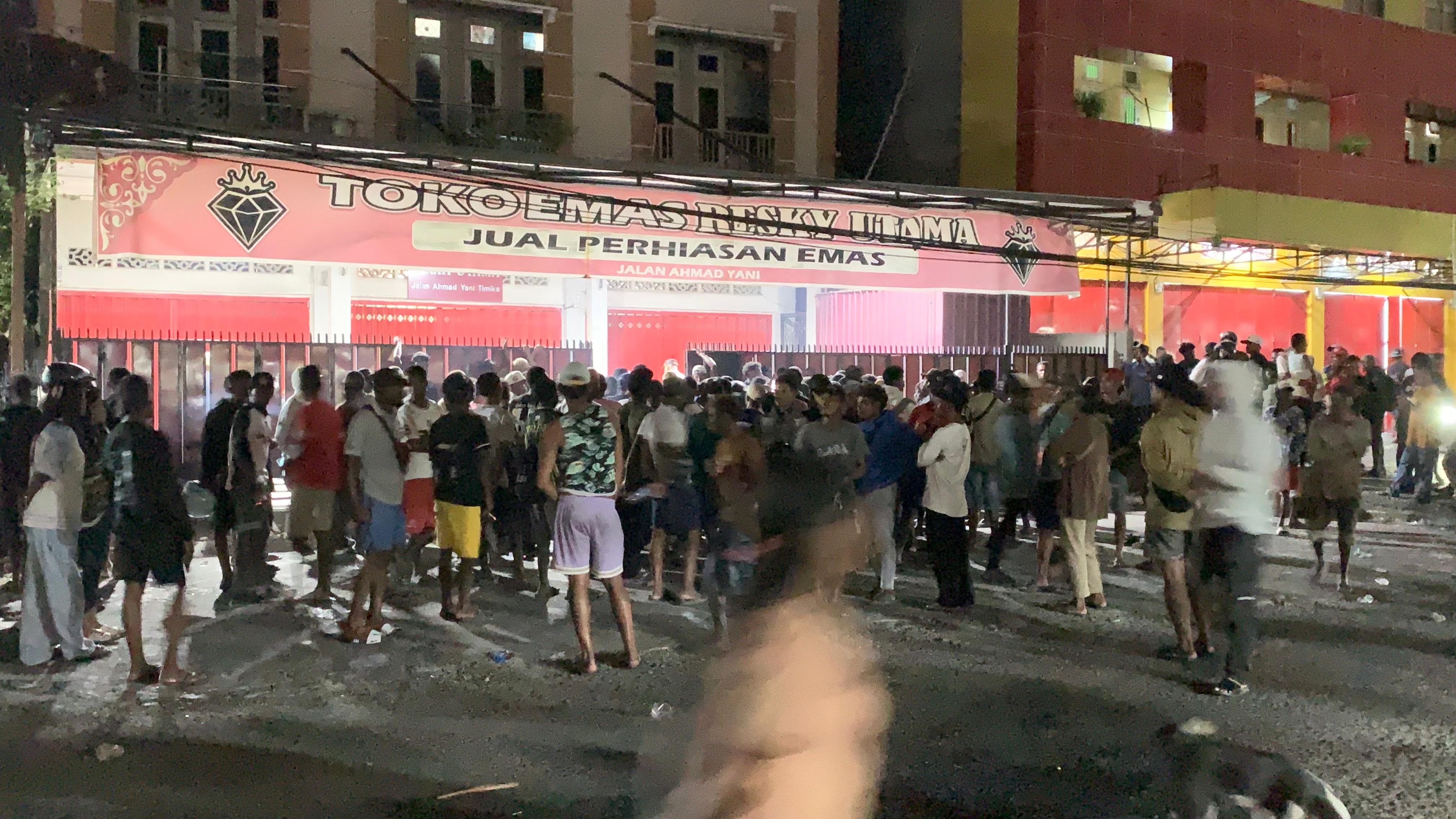 Para pendulang yang berkerumun di depan Toko Emas, di Pertigaan Jalan Leo Mamiri, Gorong-Gorong; Mimika, Papua Tengah, Selasa (24/3/2026) malam, (CEPOSONLINE.COM/MOH. WAHYU WELERUBUN).