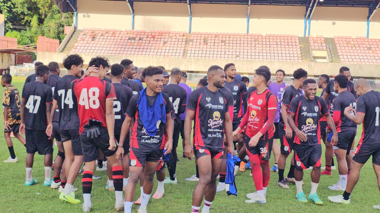 Pemain Persipura saat berlatih di Stadion Mandala Jayapura, Senin (23/3/2026). (CEPOSONLINE.COM/HANS PALEN).