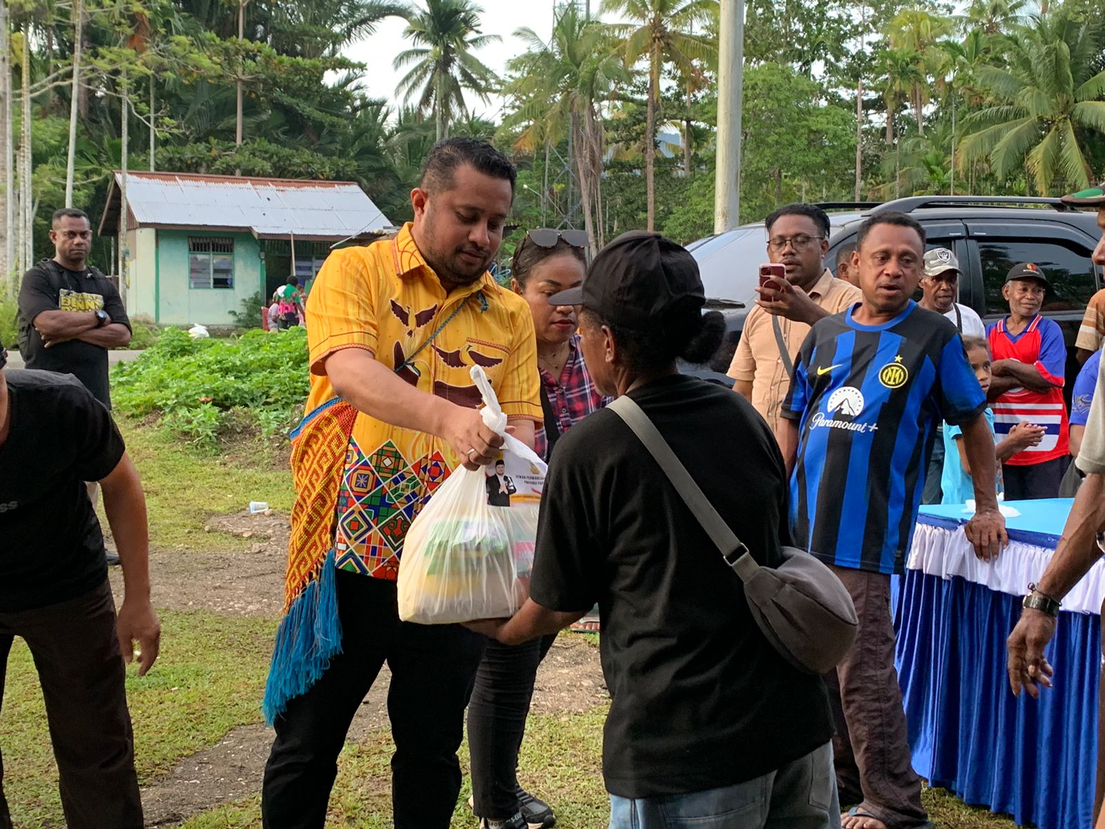 Ketua DPRP Denny H. Bonai saat salurkan bantuan kepada warga Kampung Borai Kep Yapen, Jumat (20/3/2026) (CEPOSONLINE.COM/IST)