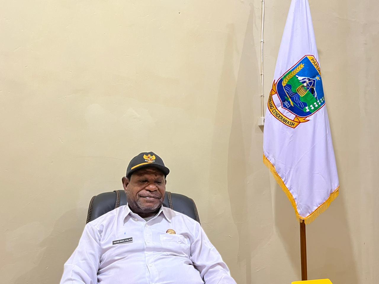 Kepala Dinas Perdagangan, Koperasi dan UMKM (Disperindag) Papua Tengah, Yuliten Makai saat memberikan keterangan kepada pers di ruang kerjanya. (CEPOSONLINE.COM/THERESIA F. TEKEGE)