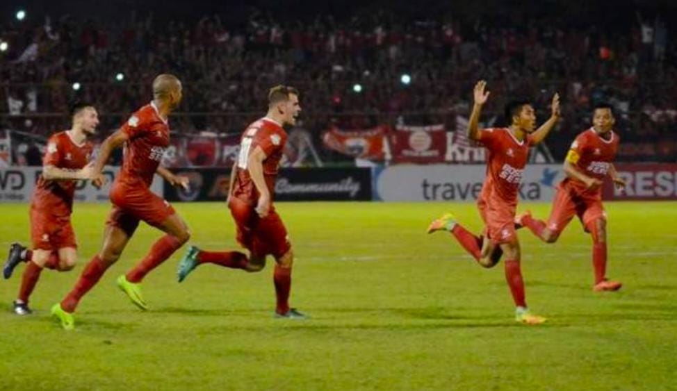 PSM Makassar berhasil mempertahankan puncak klasemen sementara Liga 1, setelah menjungkalkan Persipura Jayapura 5-1 di Stadion Andi Mattlatta, Sabtu 3 Juni 2017.