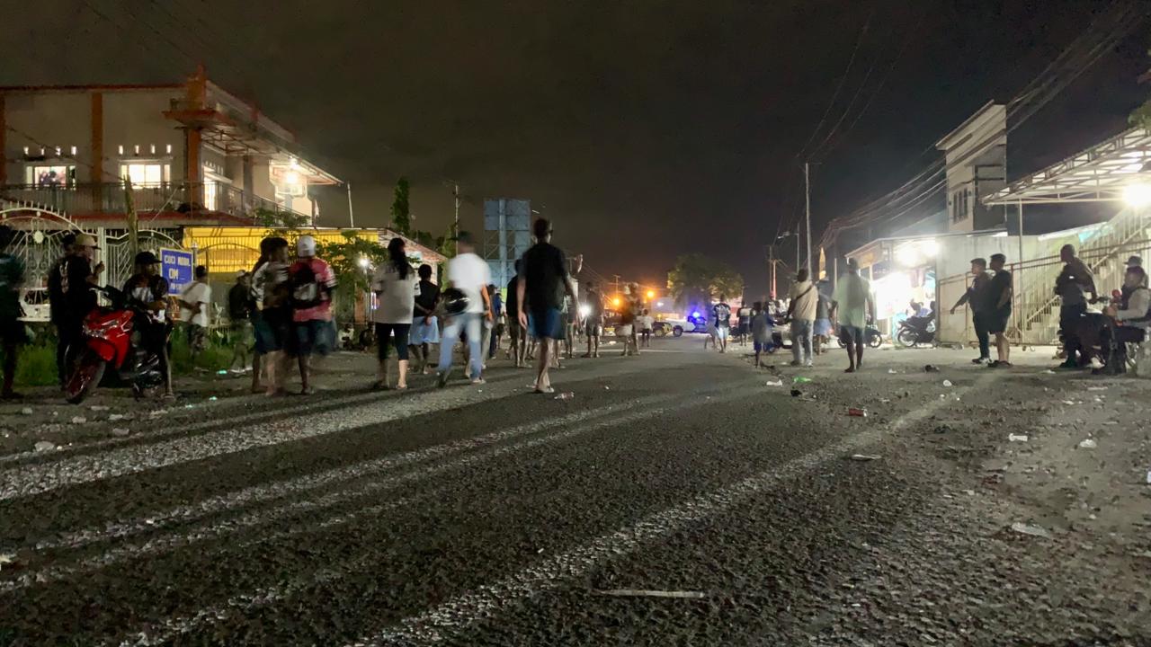 Para pendulang yang berjalan beriringan meninggalkan lokasi aksi pada Selasa (24/3/2026) malam. (Foto: CEPOSONLINE.COM/MOH. WAHYU WELERUBUN).