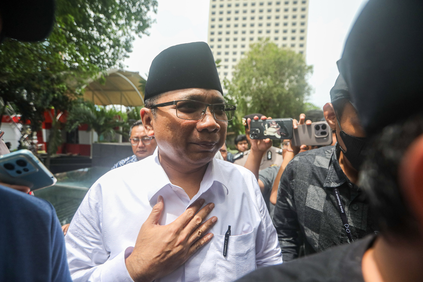 Tersangka kasus dugaan korupsi kuota haji, Mantan Menteri Agama Yaqut Cholil Qoumas bersiap menjalani pemeriksaan di Gedung Merah Putih KPK, Jakarta, Jumat (30/1/2026). (Salman Toyibi/Jawa Pos) 