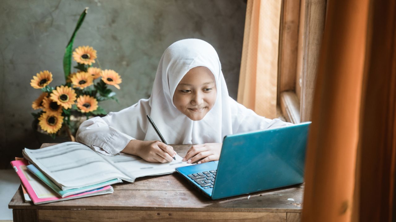 Anak SD sedang sekolah Daring.