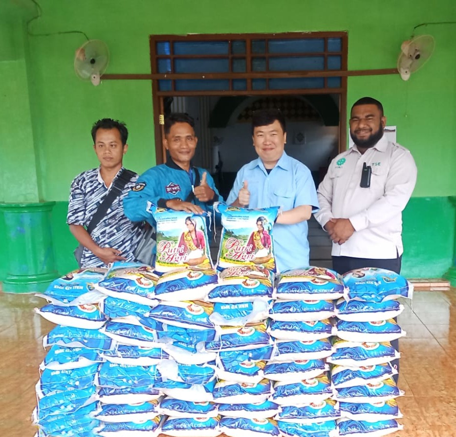 Manager TSE A, Mr. Taeyul Hwam menyerahankan langsung bantuan 50 sak karung beras keapda pengurus masjid Al-Ihklas. ( foto: Humas TSE)