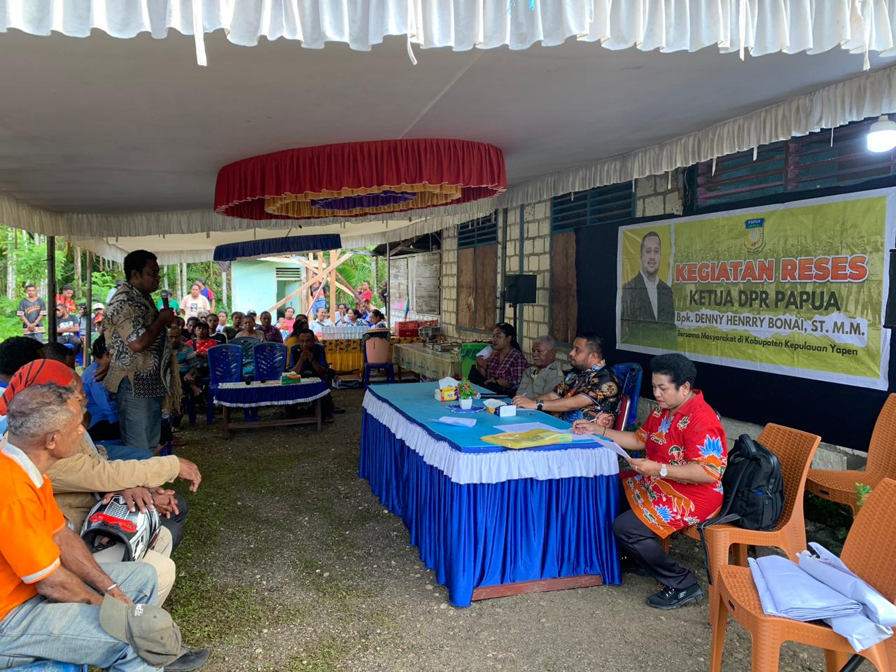 Ketua DPRP Denny H. Bonai saat reses di Kampung Borai, Kep Yapen (CEPOSONLINE.COM/IST)