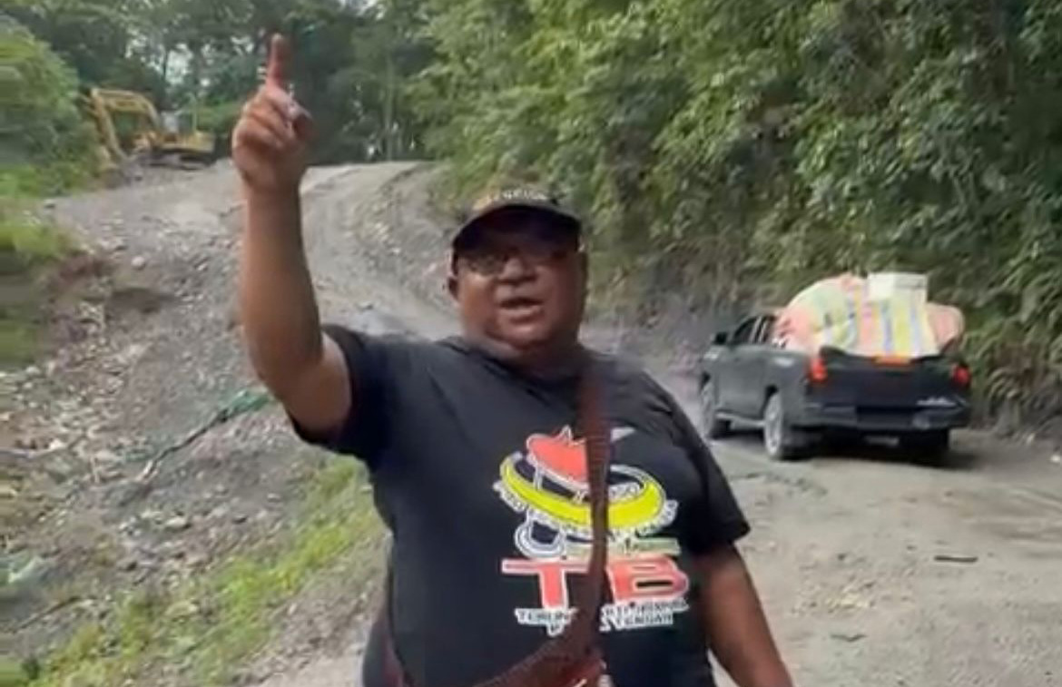 Wakil Ketua IV DPR Papua Tengah, John NR Gobai. (CEPOSONLINE.COM/SCRENSHOOT VIDEO saat Wakil Ketua IV DPR Papua Tengah berada di kilo 141)