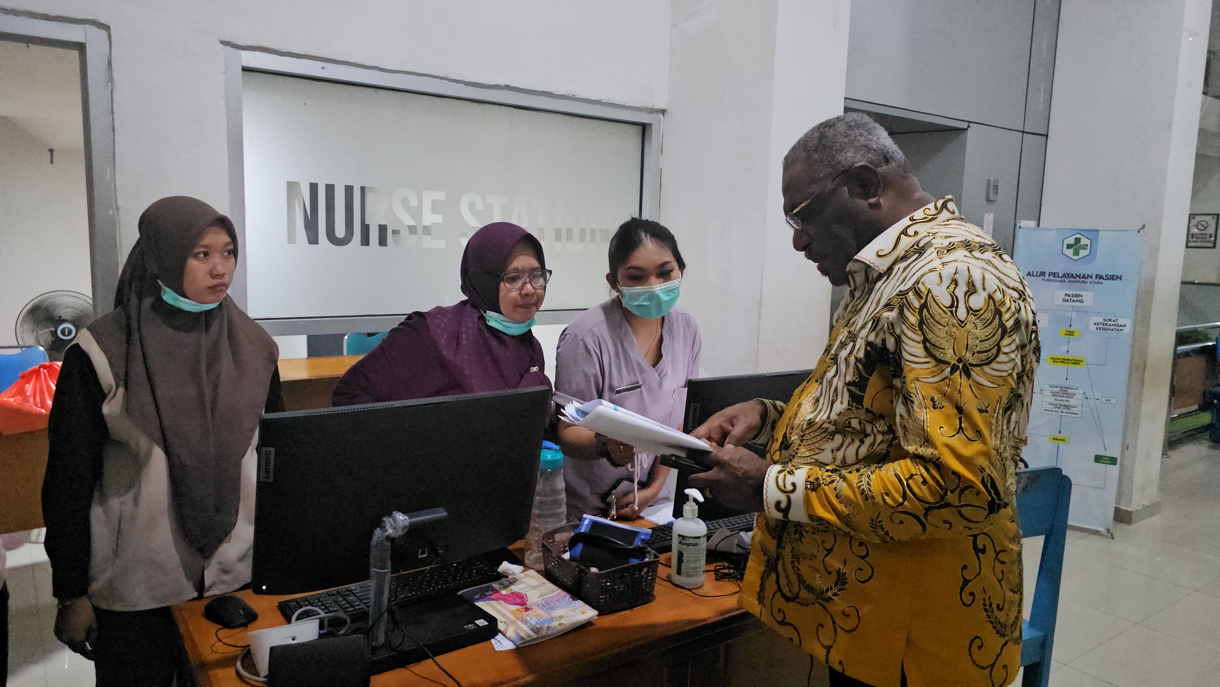 Wali Kota Jayapura, Abisai Rollo saat mengecek absensi petugas kesehatan di Puskesmas Jayapura Utara, Kamis (26/3/2026). (CEPOSONLINE.COM/HANS PALEN).