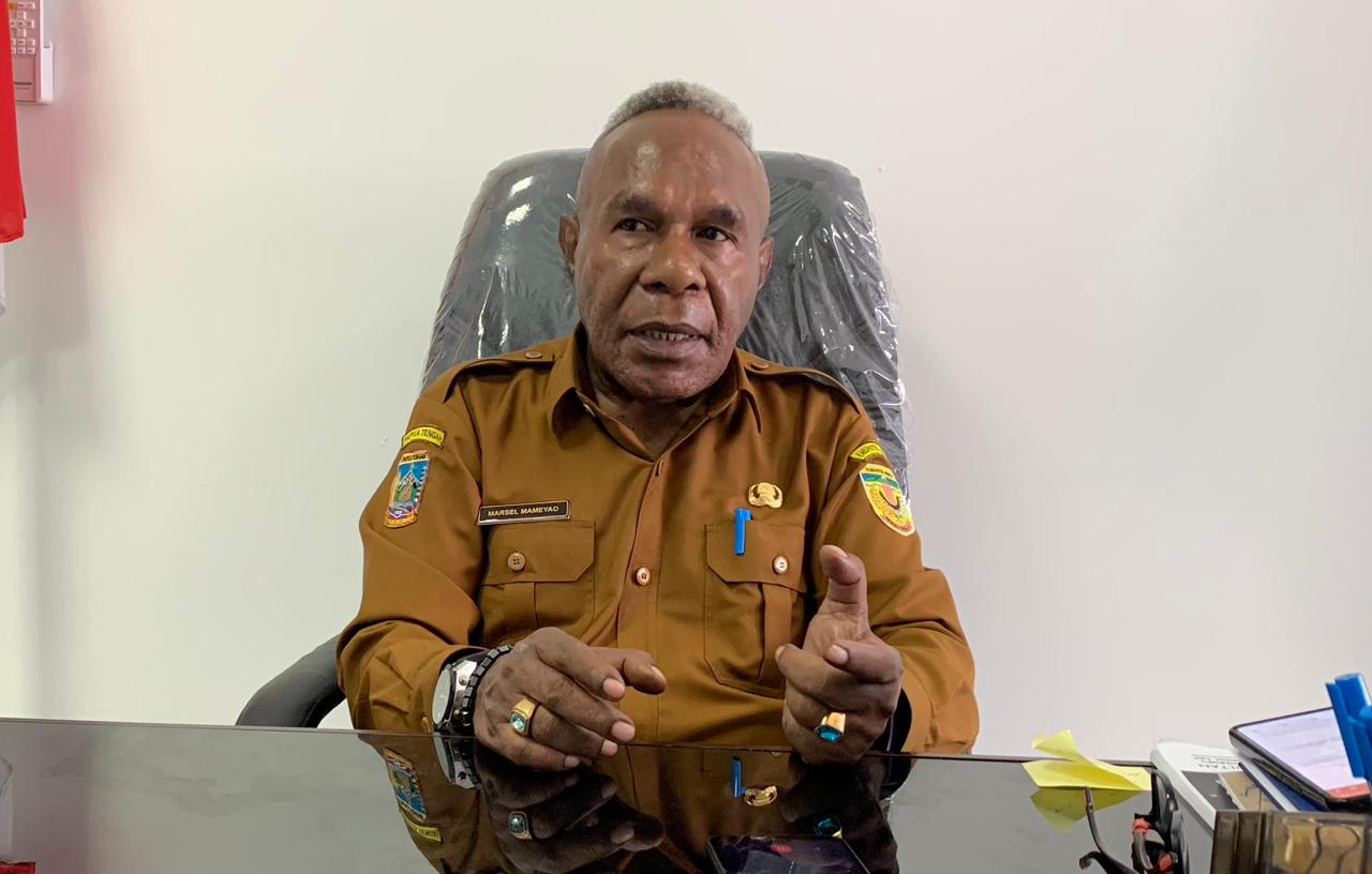 Kepala DPMPTS Kabupaten Mimika Marselino Mameyao. (Foto: CEPOSONLINE.COM/MOH. WAHYU WELERUBUN).