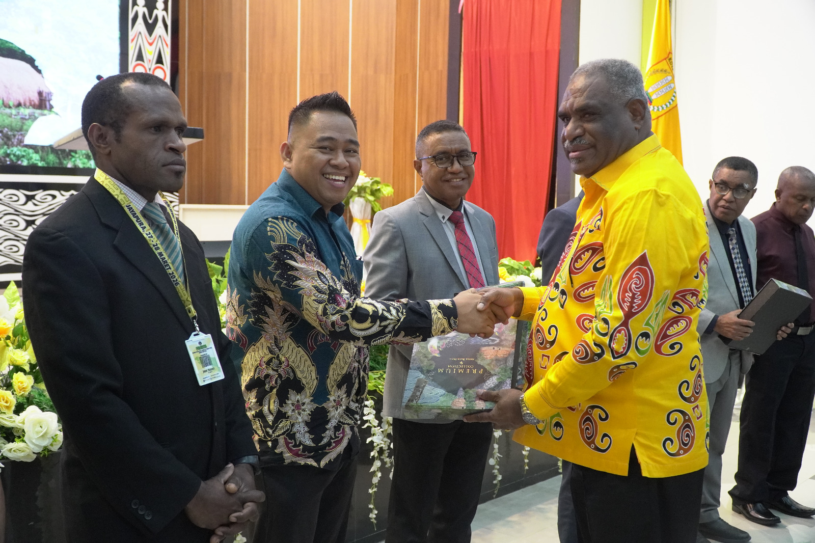 Wali Kota Jayapura, Abisai Rollo saat memberikan cendera mata kepada para pendeta. (CEPOSONLINE.COM/HUMAS PEMKOT).