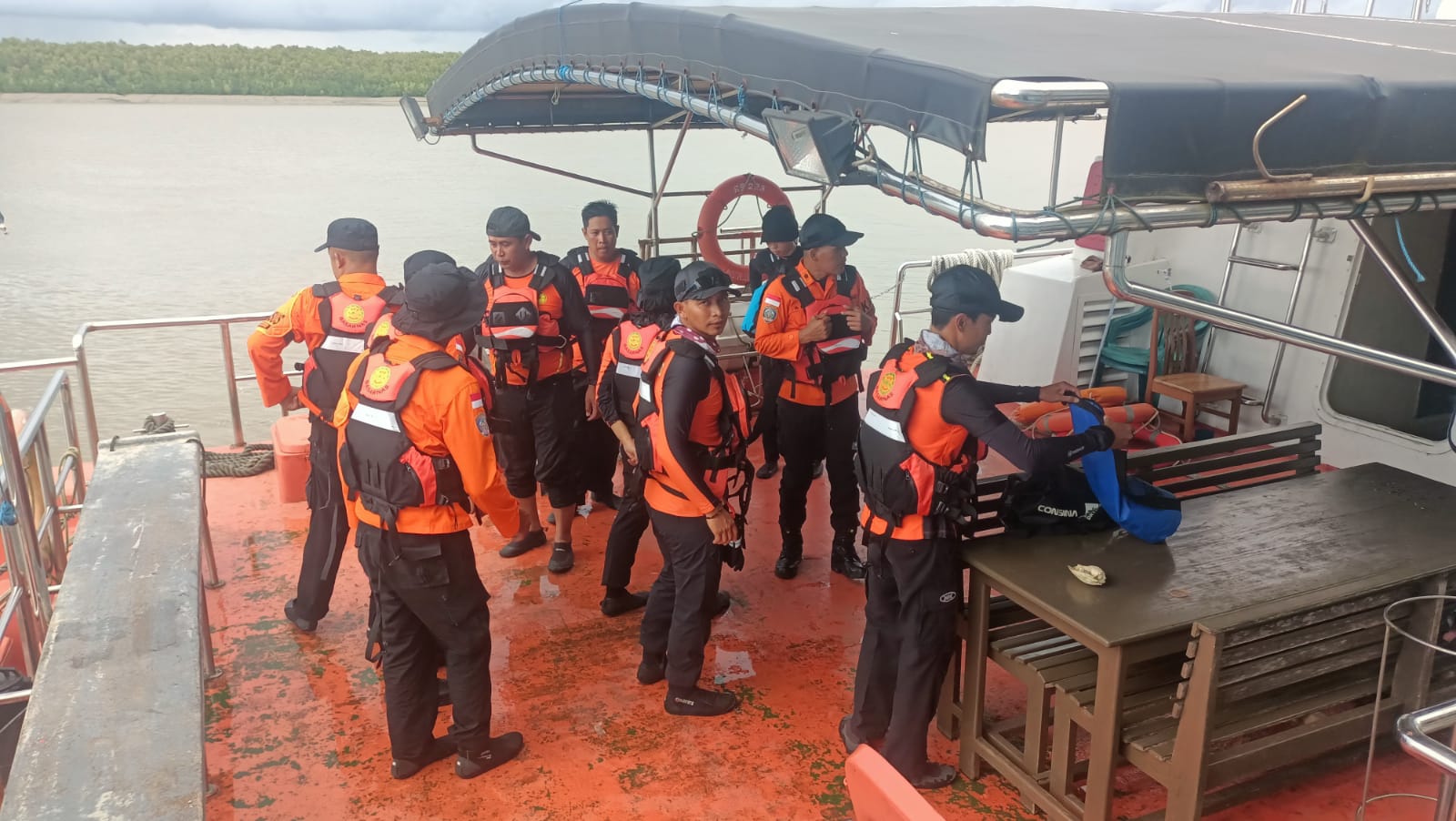 Tim Sar diberangkatkan menuju lokasi kebakaran KM Mekar Alam B, Jumat (27/3/2026)