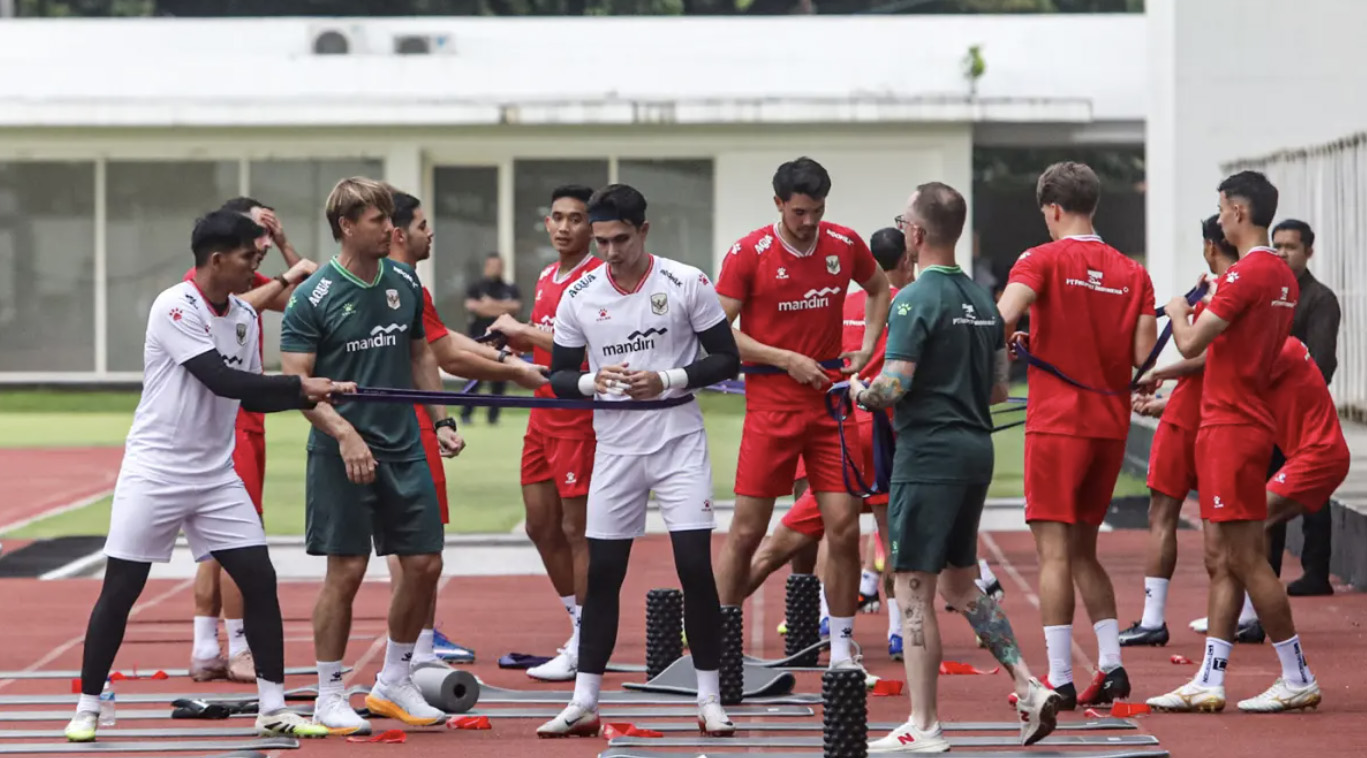 Sejumlah pemain Timnas Indonesia mengikuti latihan terbuka di Stadion Madya Kompleks Gelora Bung Karno Senayan, Jakarta, Selasa (24/3/2026). (Salman Toyibi/Jawa Pos)