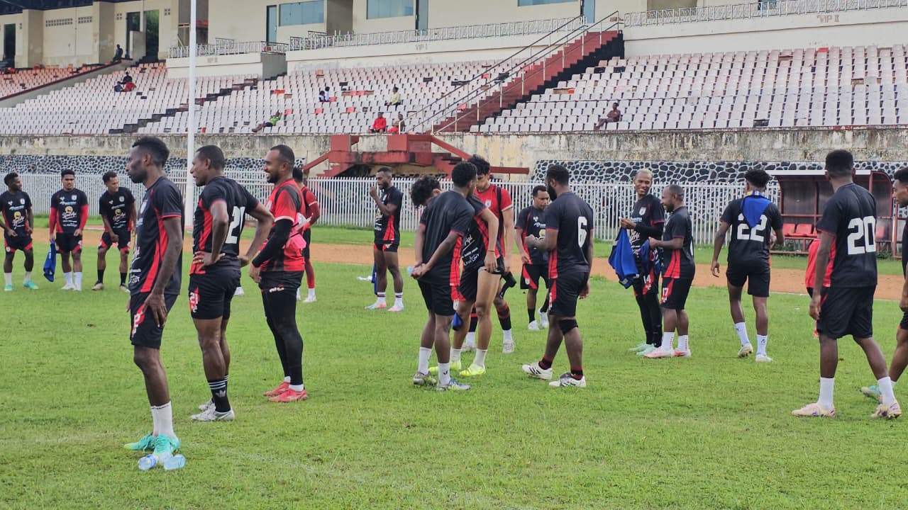 Skuad Persipura saat berkumpul usai latihan di Stadion Mandala Jayapura. (CEPOSONLINE.COM/HANS PALEN).