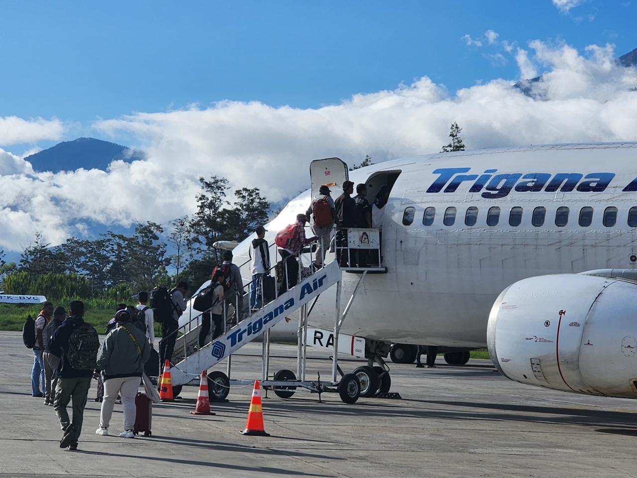 Penerbangan Trigana Air Servis saat mengangkut penumpang dari Bandara Wamena, Jumat (27/8/2026). (Ceposonline.com/Deni Tonjau)