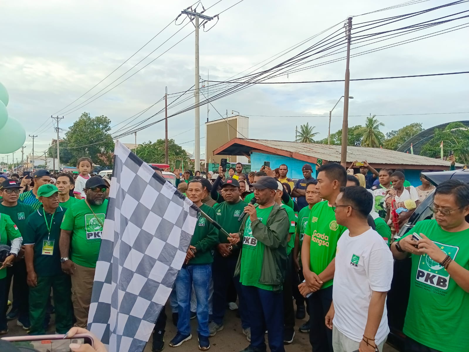 Ketua DPW PKB Papua Selatan Kristosimus Yohanes Agawemu saat melepas jalan sehat DPW Partai Kebangkitan Bangsa Papua Selatan, di Merauke, Sabtu (28/3/2026). (Ceposonline.com/Sulo).