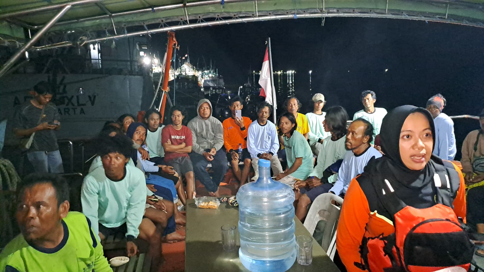Awak KM Mekar Alam B yang berhasil selamat saat dievakuasi dan tiba di Pelabuhan Perikanan Merauke, Sabtu (28/3/2026) dinihari. (Ceposonline.com/SAR Merauke)