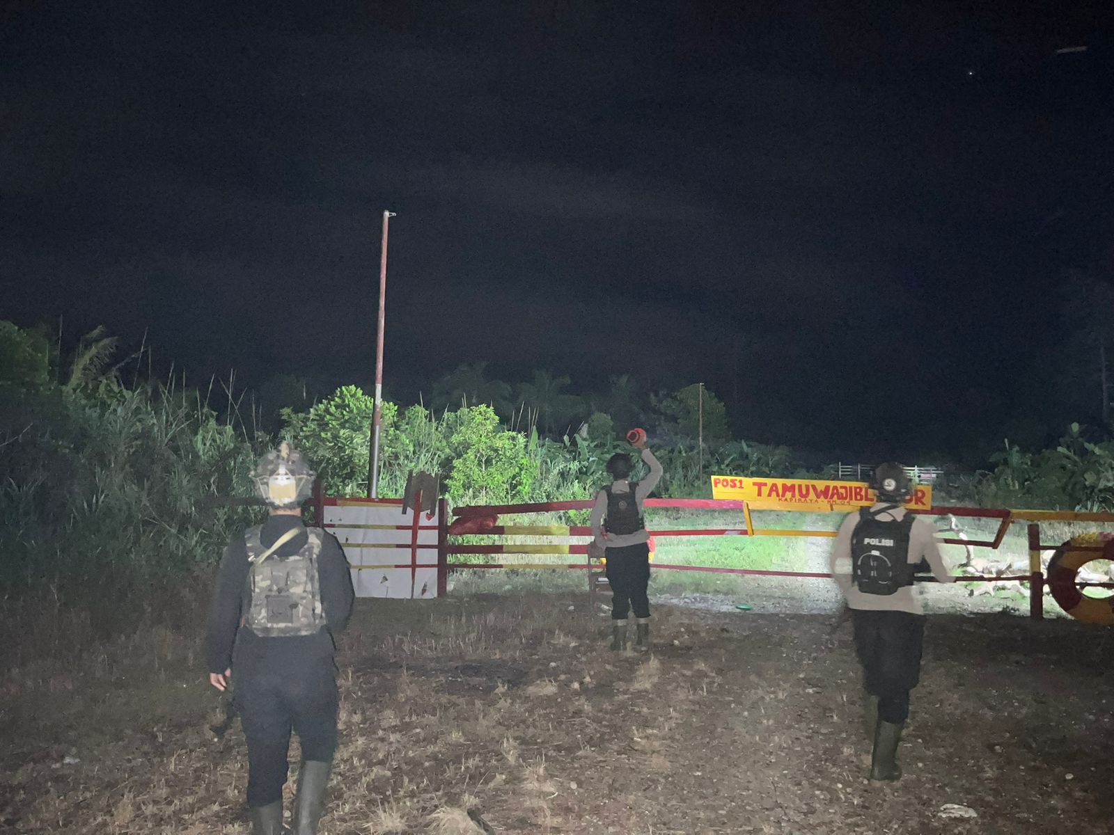 Personel Polsek bersama personel Brimob Batalyon B Pelopor Sat Brimob Polda Papua Tengah saat melakukan patroli di salah satu wilayah di Kapiraya, Jumat malam 27 Maret 2026. (Ceposonline.com/ Istimewa