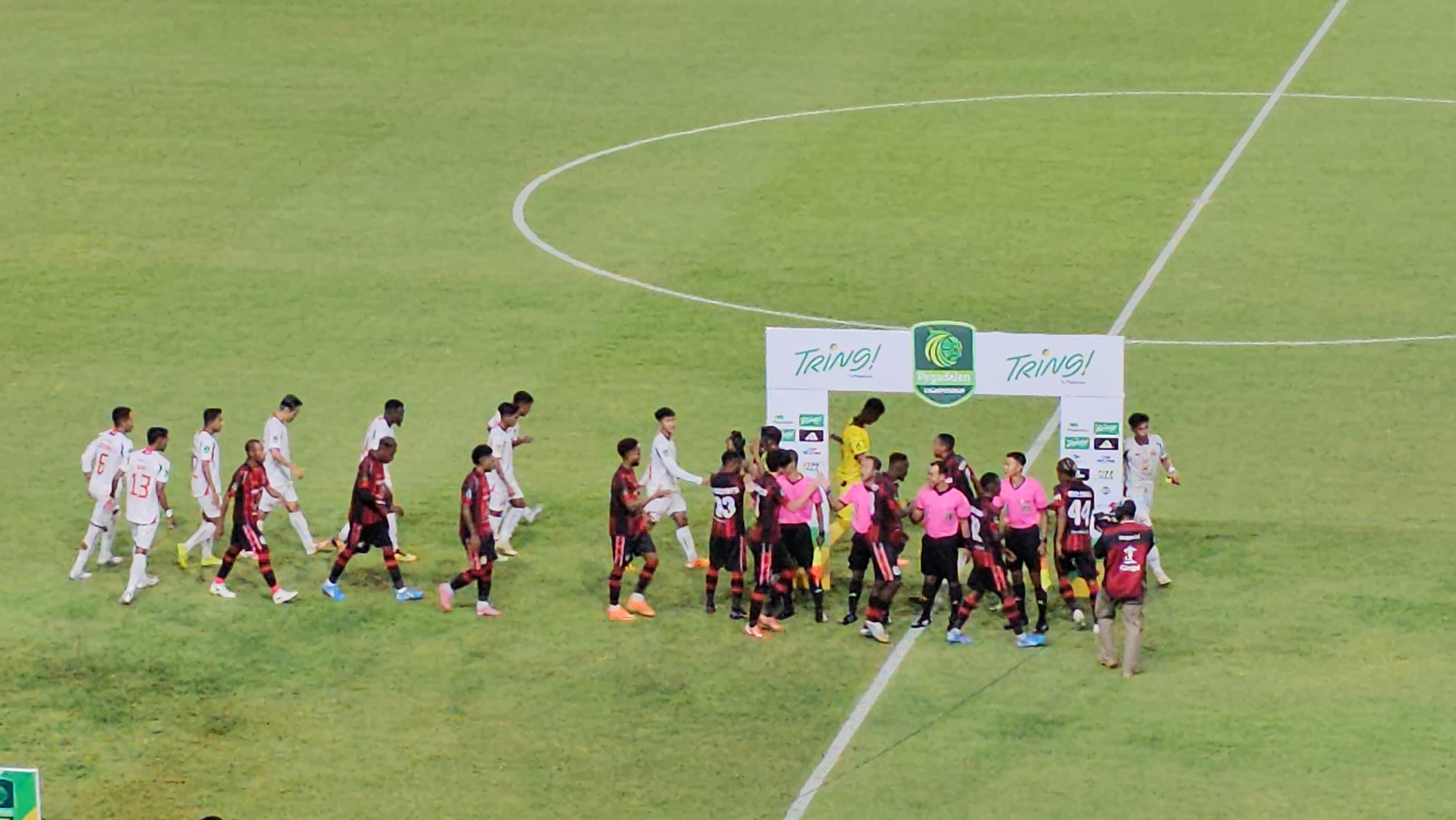Pemain Persipura saat bersalaman dengan pemain Deltras sebelum pertandingan dimulai. (CEPOSONLINE.COM/HANS PALEN).  