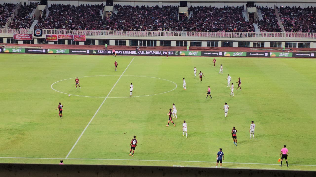Pemain Persipura saat bertanding dengan Daltras FC di Stadion Mandala Jayapura. (CEPOSONLINE.COM/HANS PALEN).  