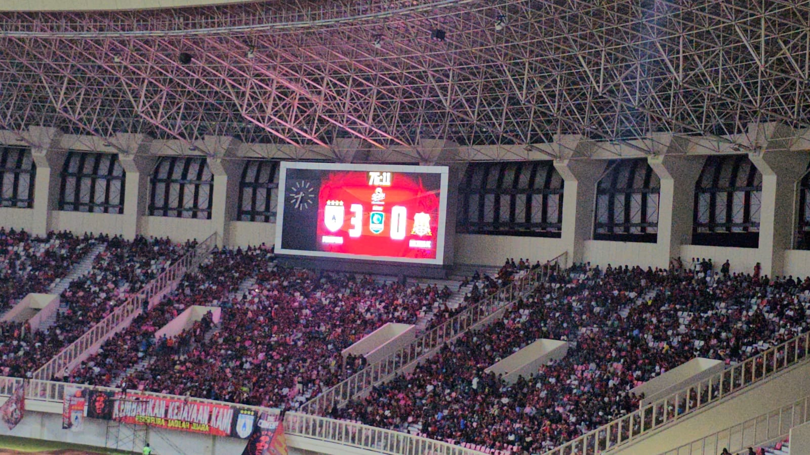 Nampak papan skor 3-0 Persipura vs Deltras FC. (CEPOSONLINE.COM/HANS PALEN)