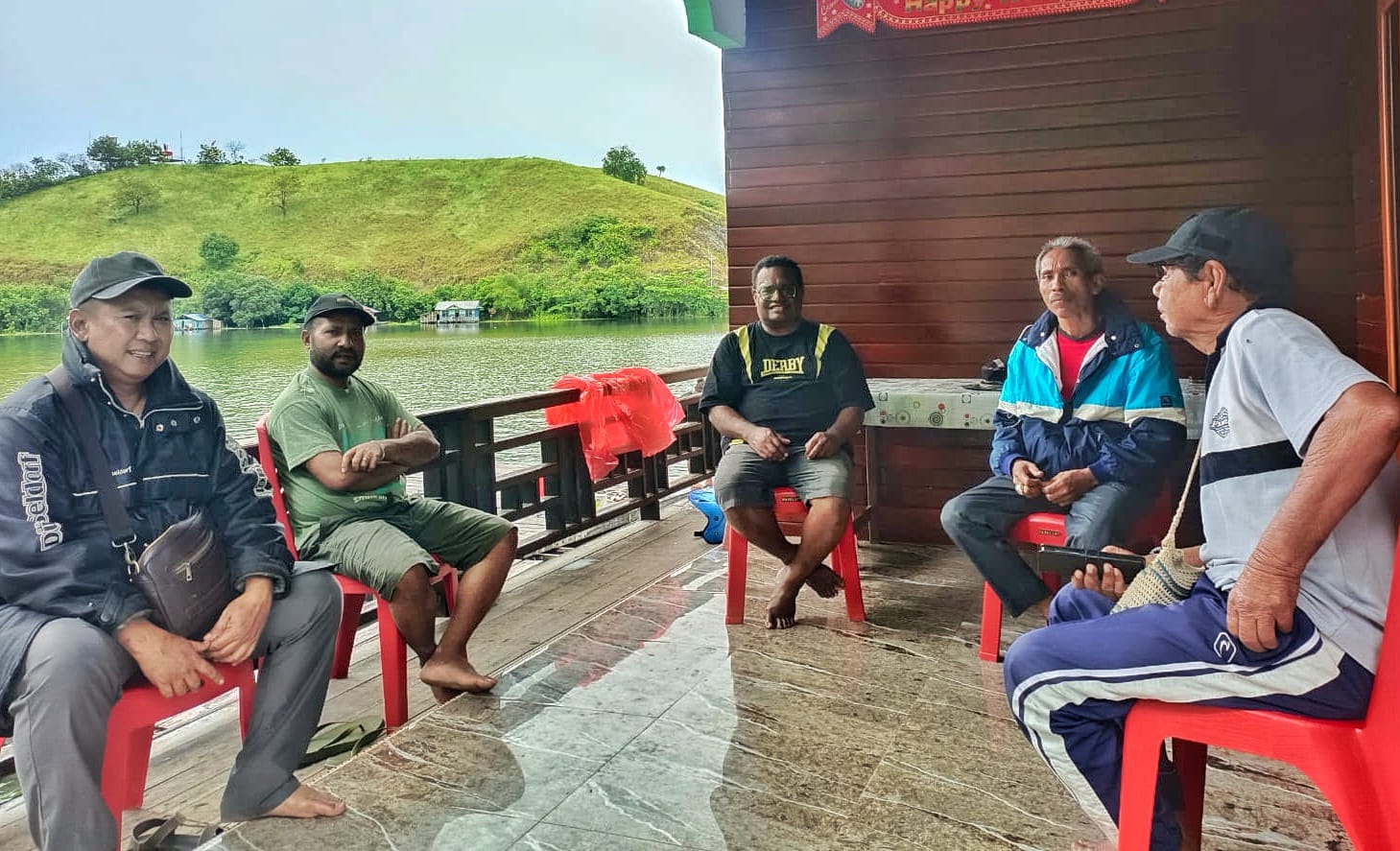 Pertemuan yang dilakukan di kediaman Syors Ondi di Kampung Lama Sereh, Sabtu (28/3/2026). Disini disepakati untuk melarang pendakian ke Air Terjun Cycloop/ (Jimmy For Cepos)  