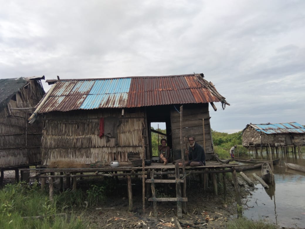 Kondisi rumah salah satu warga di Kampung Kladar Distrik Waan yang dilaporkan rusak setelah dihantam angin puting beliung.   