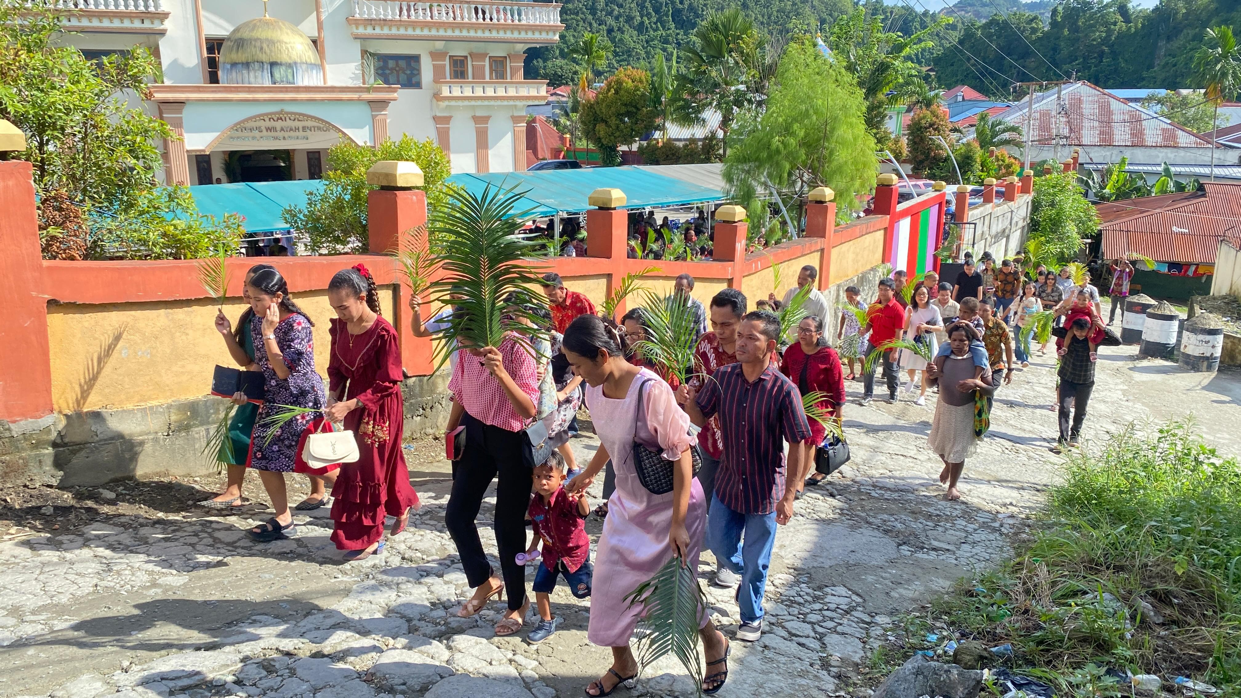 Suasana saat perarakan Misa Minggu Palma di Stasi Agustinus Entrop terlihat khusyuk dengan seduhan lagu Yerusalem, Lihatlah Rajamu, Minggu (29/3/2026)  